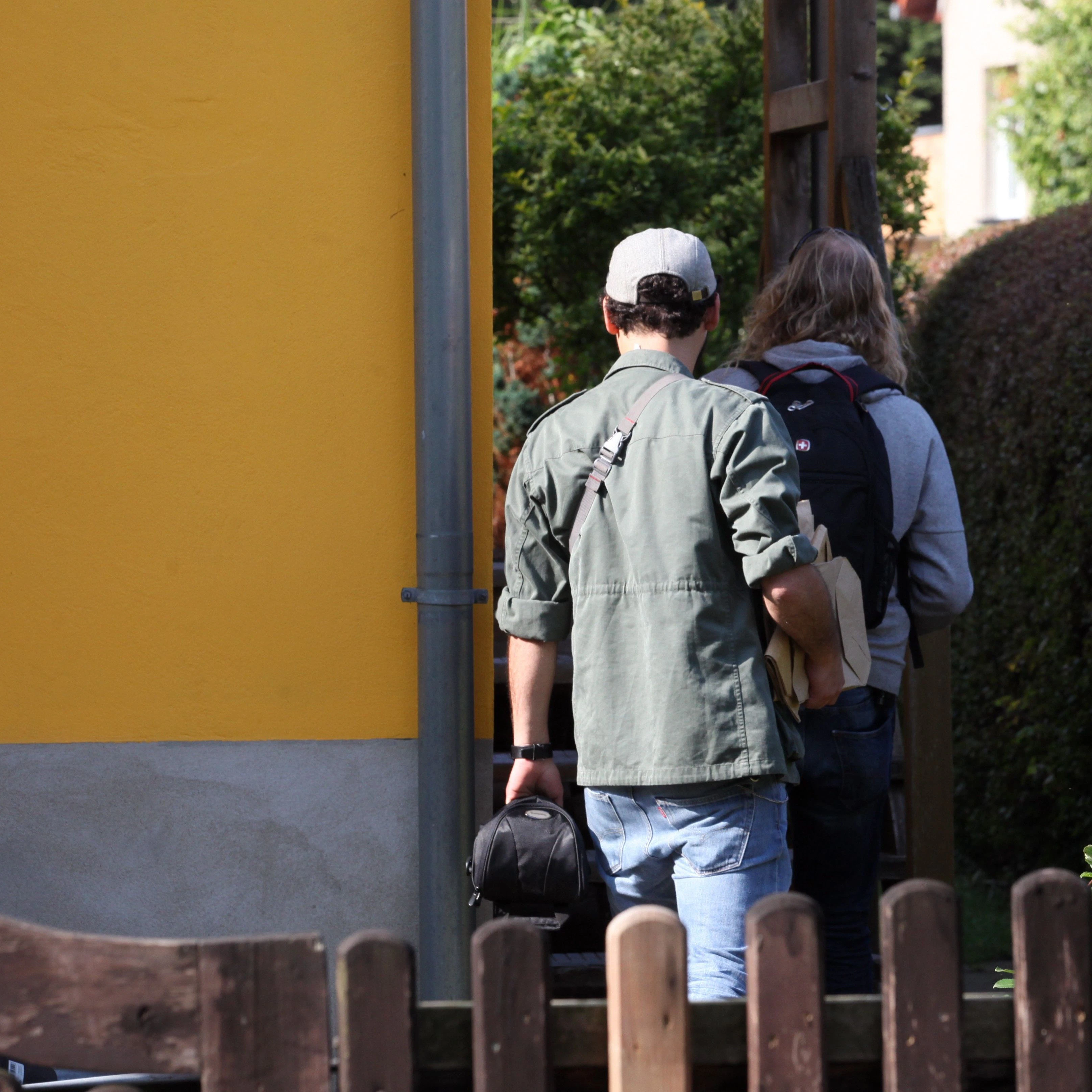 Kriminalisten untersuchen das Haus, in dem das Tötungsdelikt geschah.
