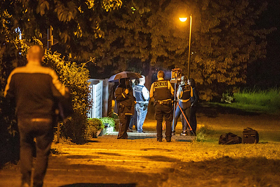 Polizisten am Tatort in Eberdingen-Nußdorf