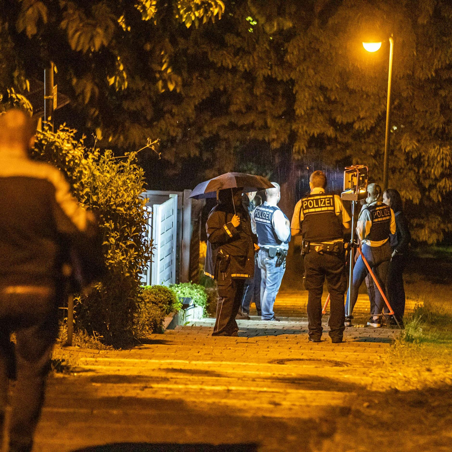 Familien-Tragödie: Drei Tote in Wohnhaus gefunden +++ Es sind Mutter (33), Vater (35) und Tochter (6) +++ Nur der Sohn (4) überlebt schwer verletzt!