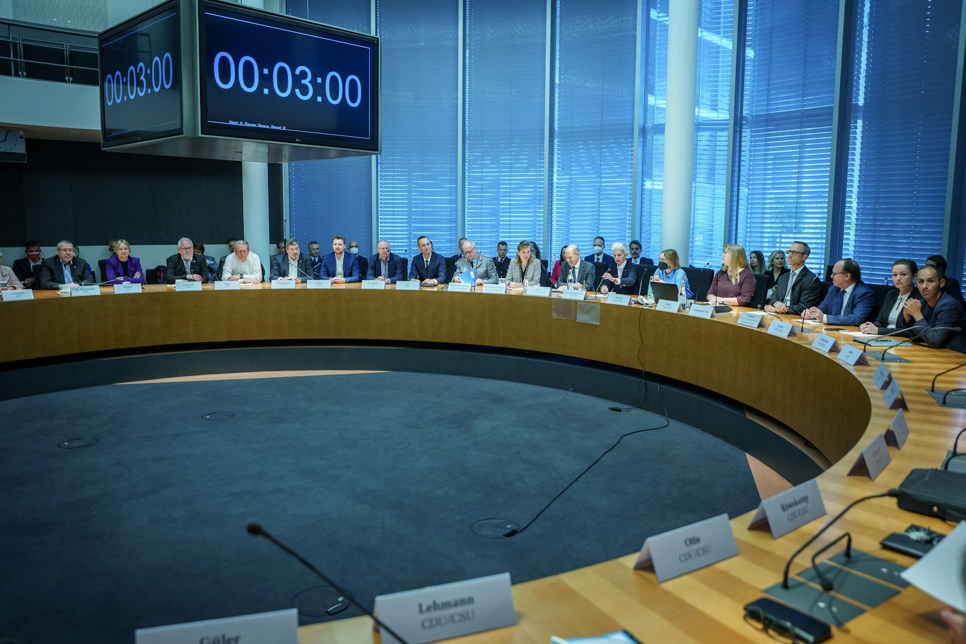 Bundeskanzler Olaf Scholz (SPD) zu Beginn einer Sondersitzung des Verteidigungsausschusses im Bundestag. Einige Abgeordnete verließen die Sitzung aus Protest vorzeitig.