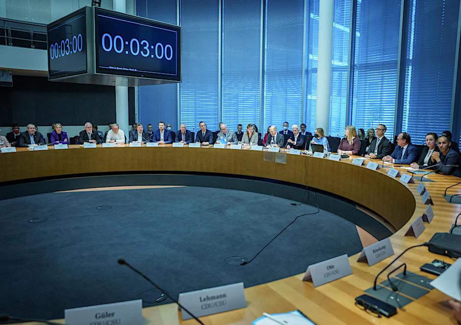 Bundeskanzler Olaf Scholz (SPD) zu Beginn einer Sondersitzung des Verteidigungsausschusses im Bundestag. Einige Abgeordnete verließen die Sitzung aus Protest vorzeitig.