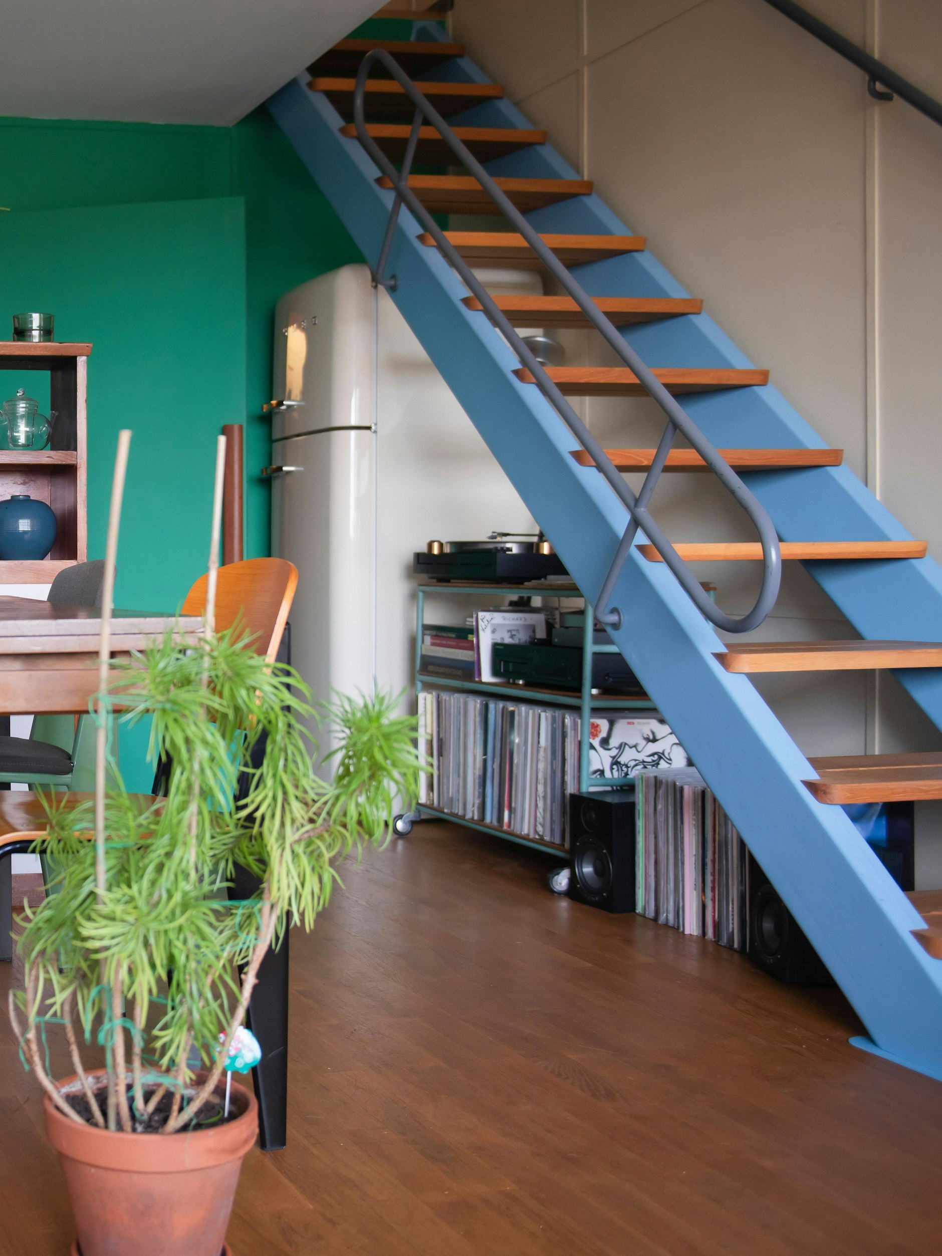 Nach einem Design von Jean Prouvé: die Treppe der Maisonette-Wohnung.