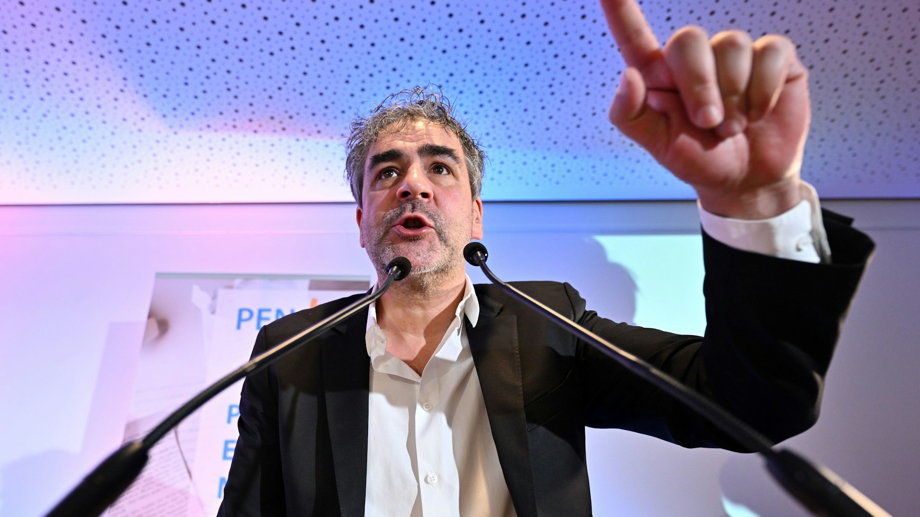 Deniz Yücel war Präsident des PEN-Zentrums Deutschland von Oktober 2021 bis Mai 2022. Am Freitag trat er in Gotha von seinem Posten zurück.