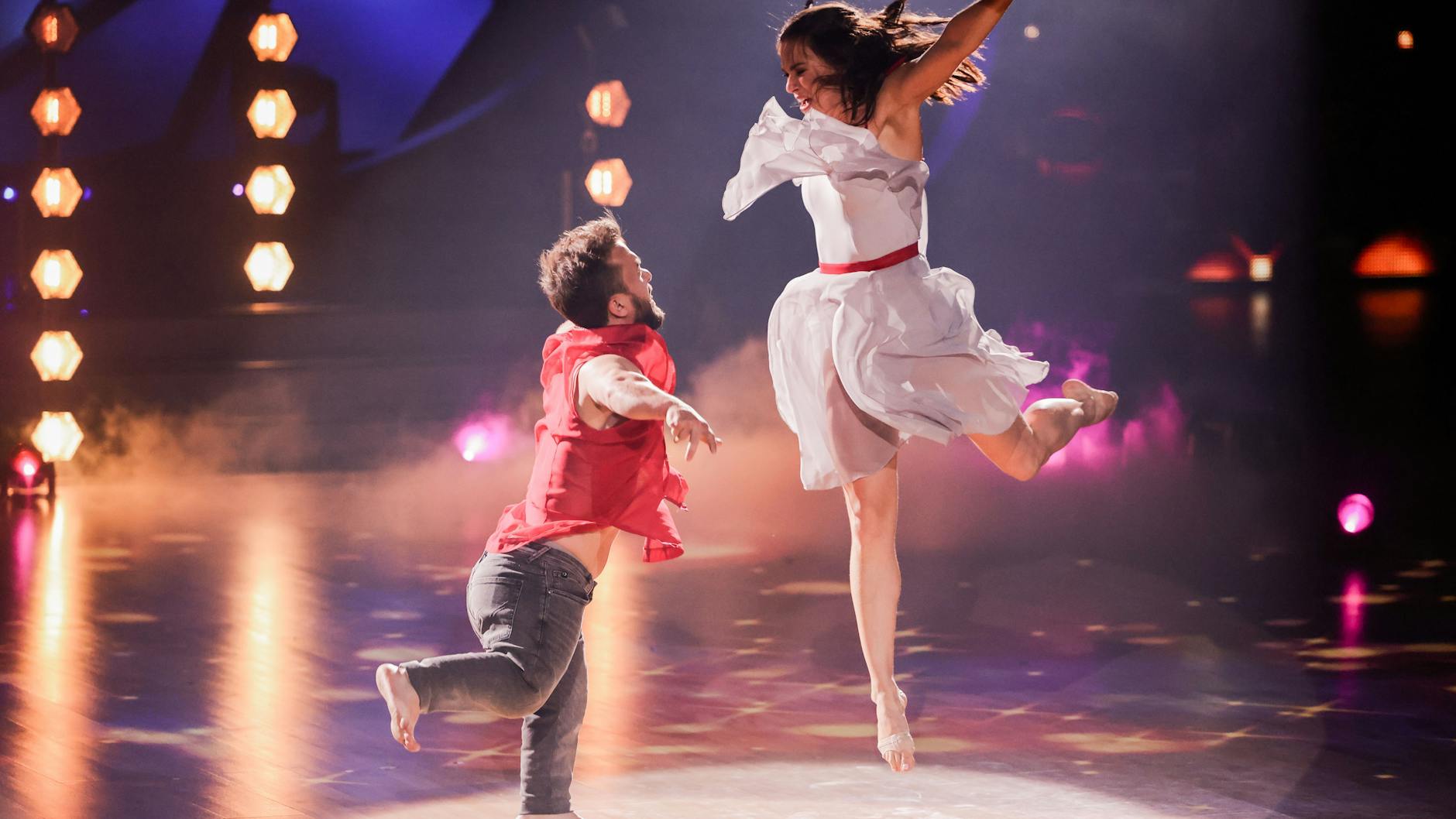„Let's Dance“-Profitänzerin Renata Lusin hatte sich zum Beginn der Staffel Mathias Mester als Tanzpartner ausgesucht. Jetzt steht sie mit dem ersten kleinwüchsigen Teilnehmer der Show-Geschichte im Halbfinale.