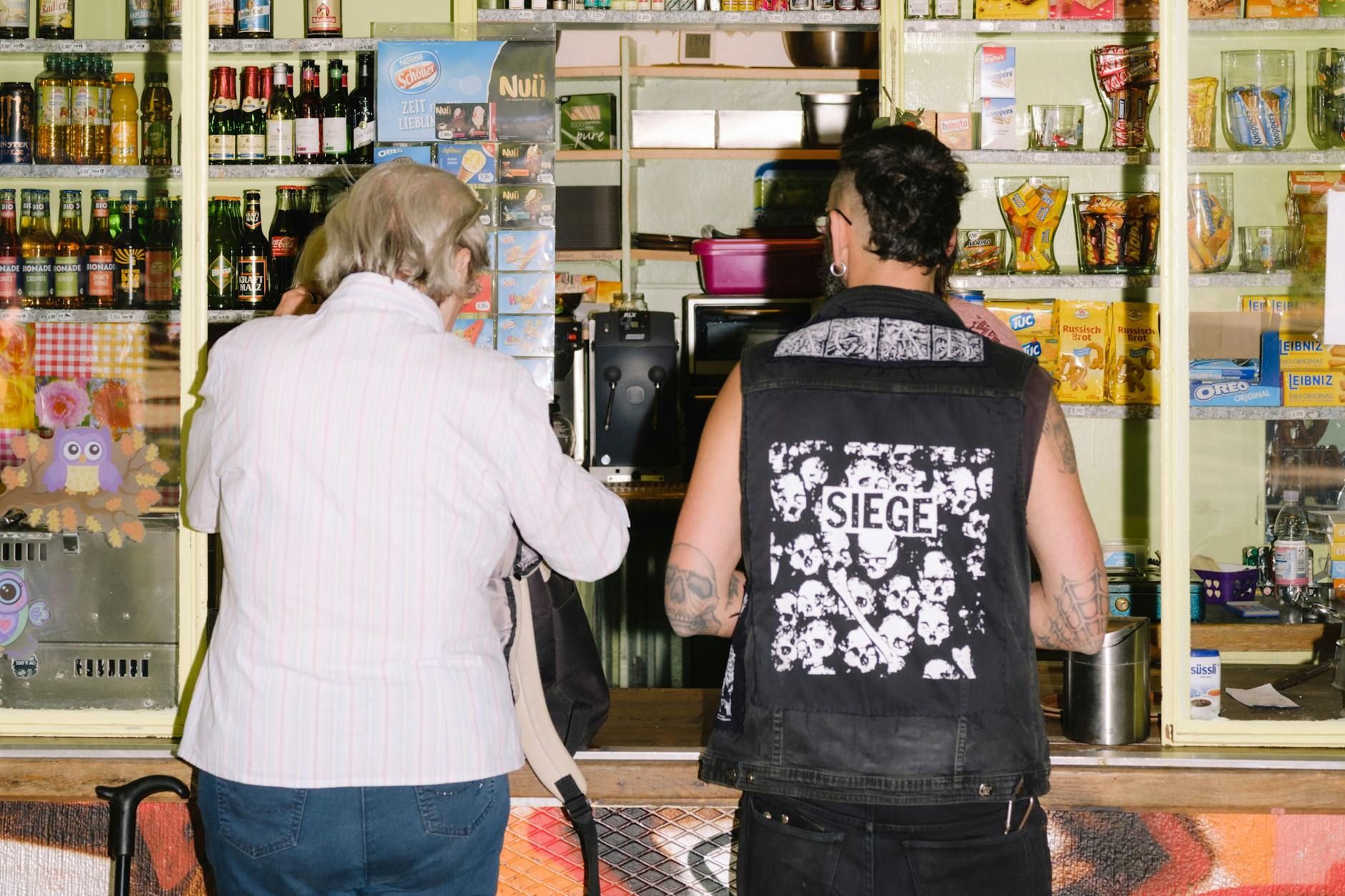 Eindecken für den Abend: Am Kiosk der Hasenschänke gibt's Alkohol und Partyverpflegung.