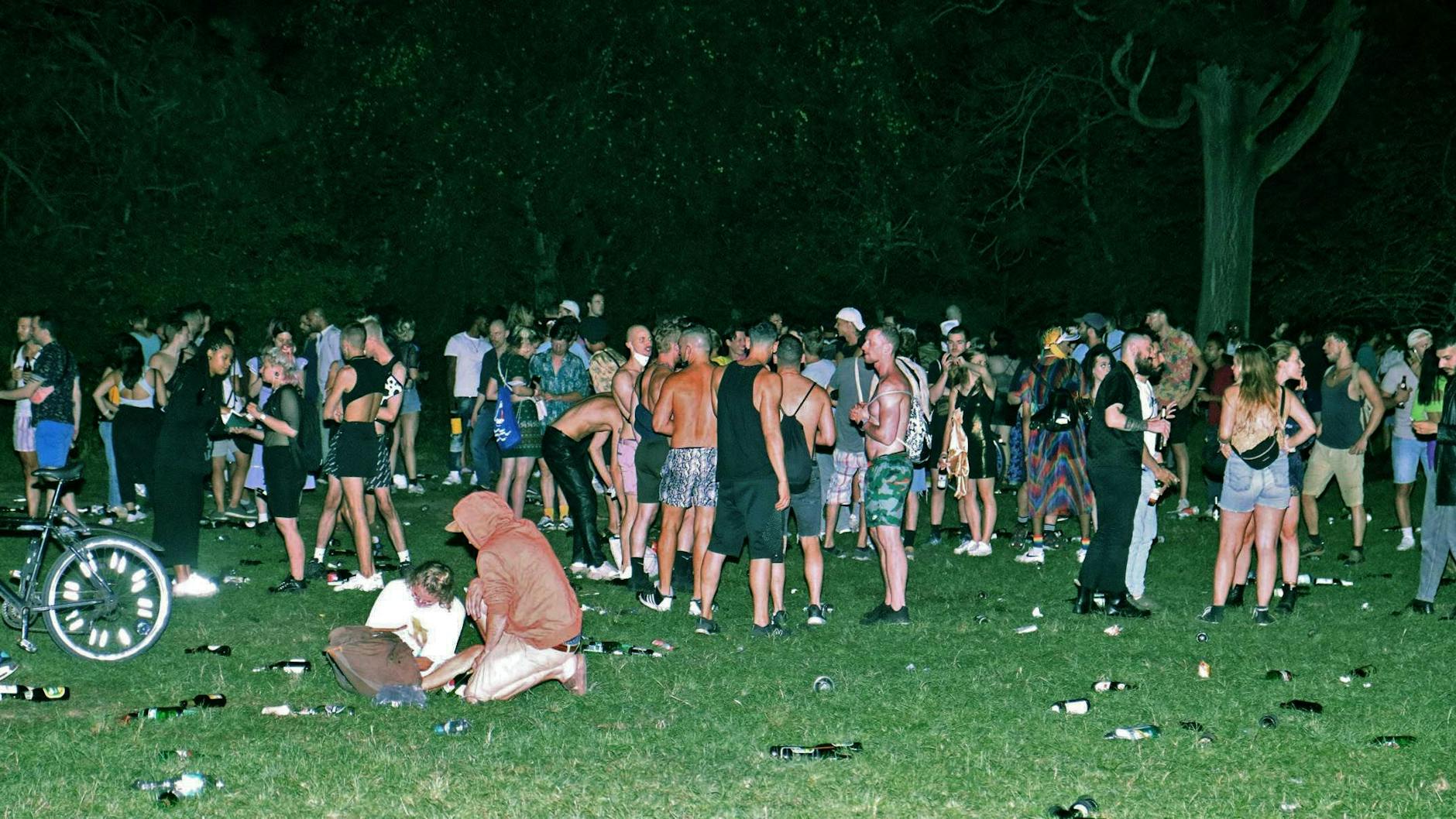 Ketamin, Schweiß, Staub und klebriges Bier auf der Haut: Was viele Berliner abschreckt, lieben offenbar unsere Freunde von den britischen Inseln.