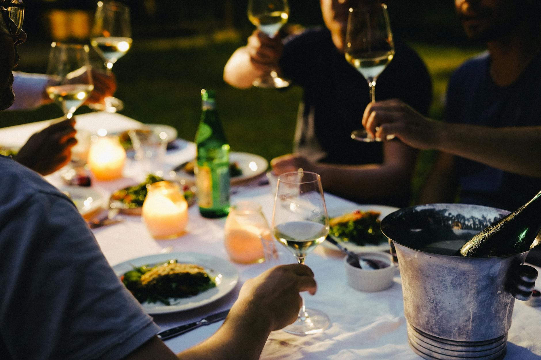 Und dann: Reinhauen, denn nichts ist geselliger als ein richtig schön krosser Schnitzel-Abend im Sommer unter freiem Himmel. Zu Frittiertem passt ein spritziger Weißwein mit etwas Restsüße.