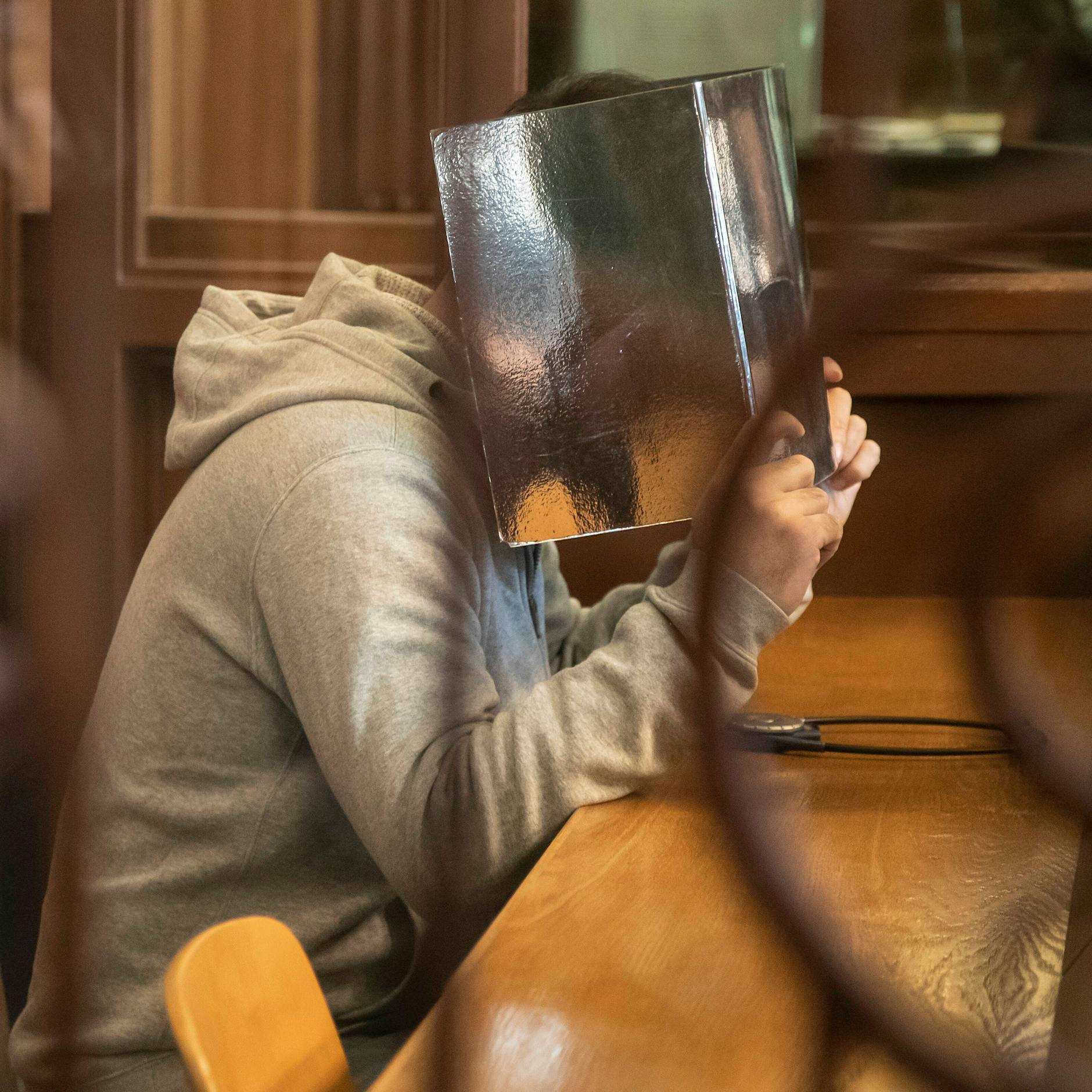 Schwestermord im Namen der „Ehre“: Das eisige Schweigen der Brüder vor Gericht