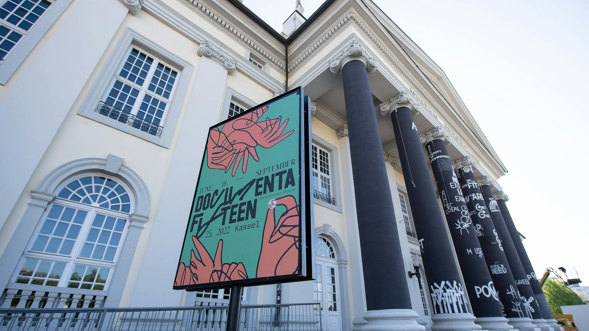 Verzierte Säulen eines zur Documenta gehörenden Gebäudes in Kassel