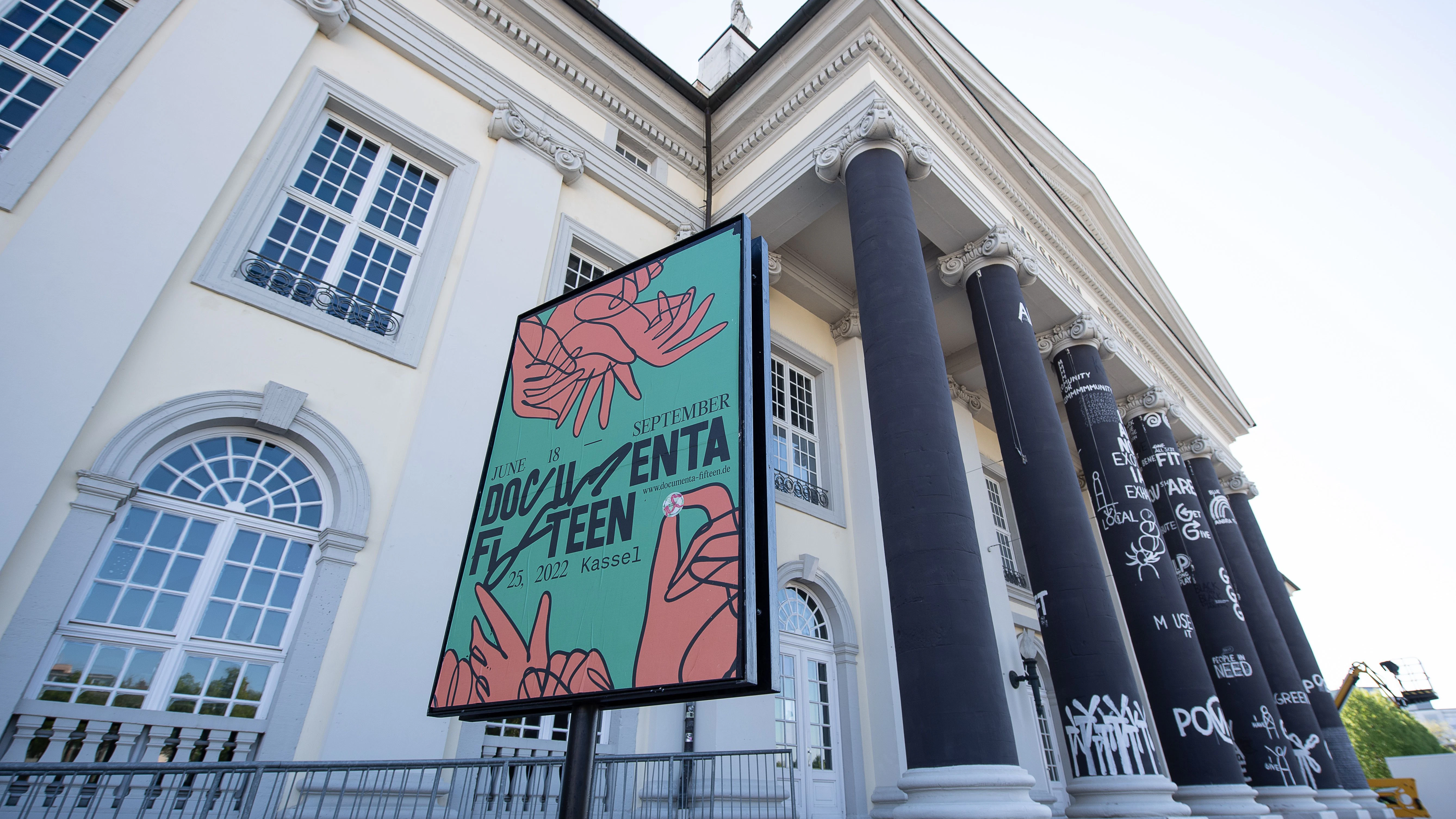 Verzierte Säulen eines zur Documenta gehörenden Gebäudes in Kassel