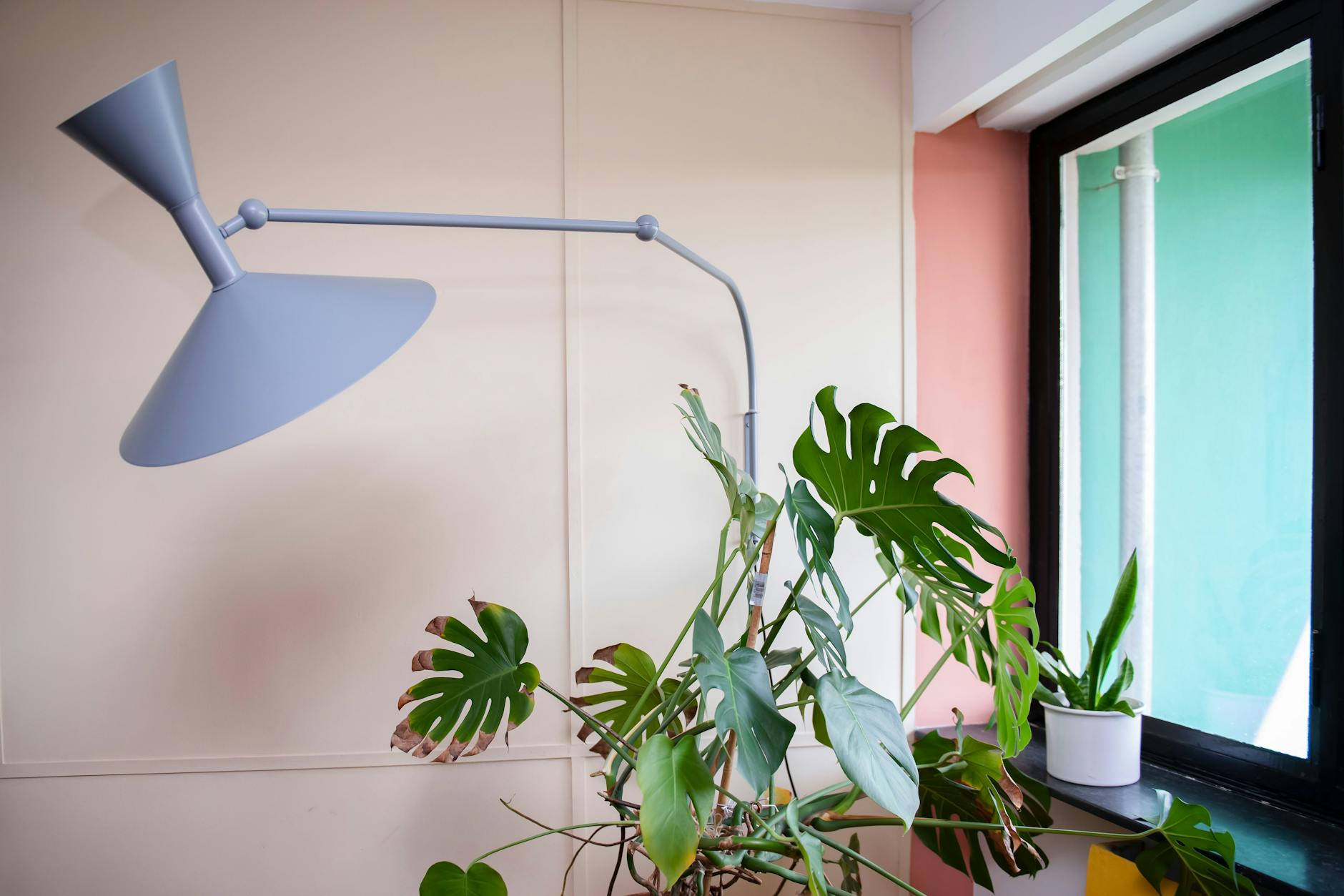 Hebt sich in Farbe und Form spannend von der Wand ab: Le Corbusiers „Lampe de Marseille“.