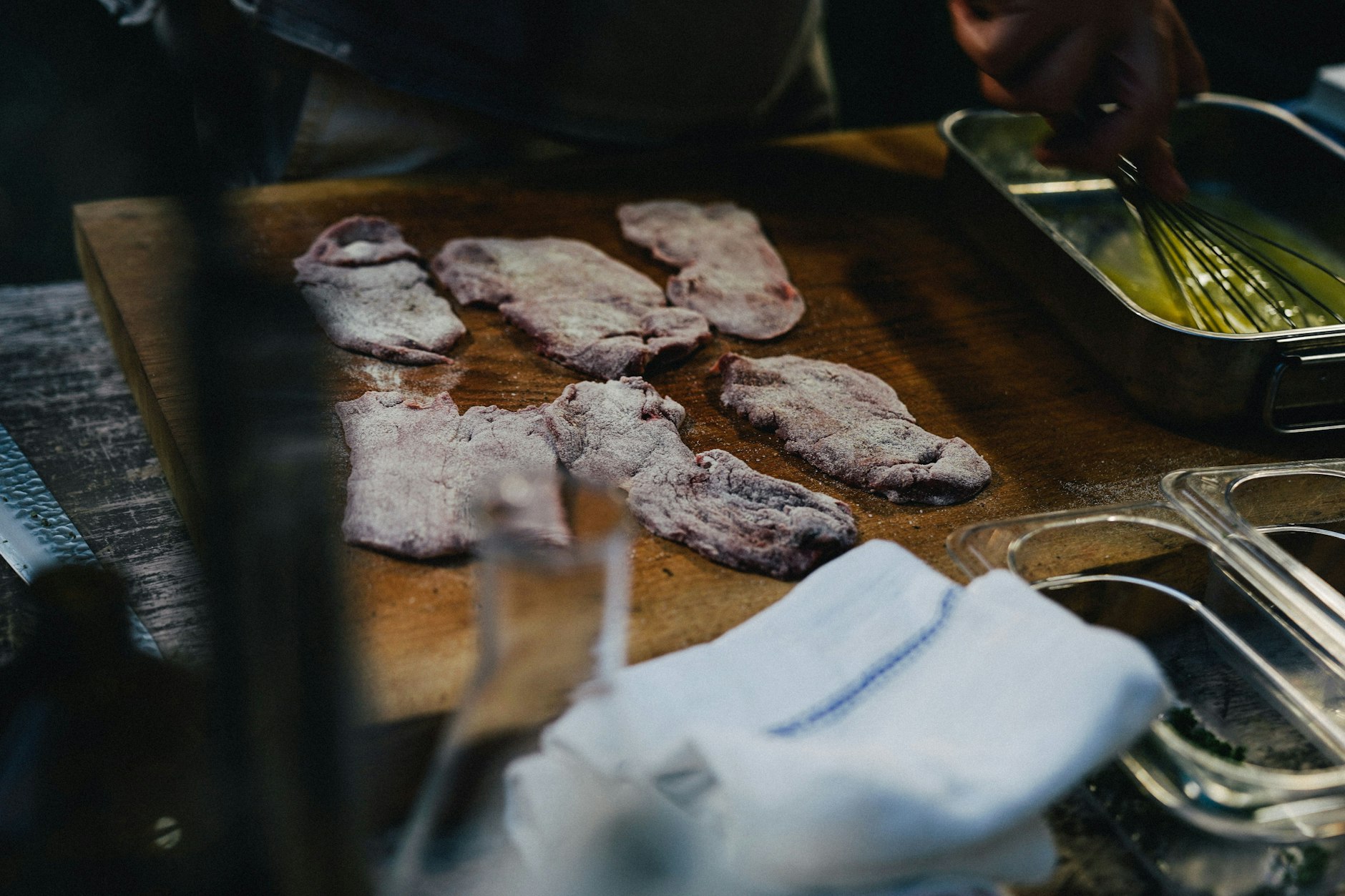 Schön mehlen, das Fleisch: Panieren will gelernt sein.