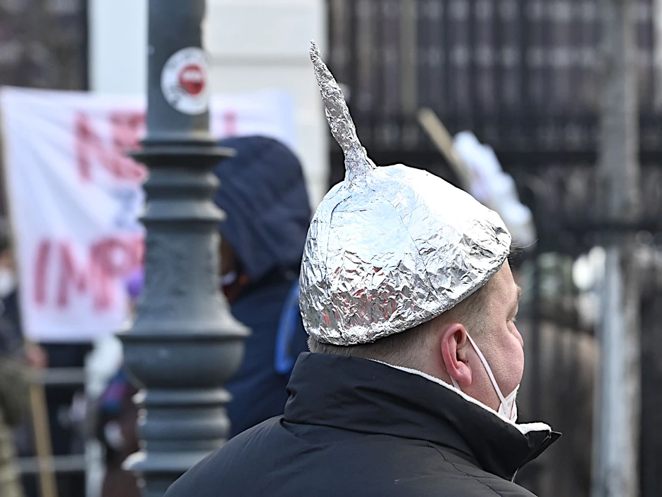 Der Aluhut sitzt: Teilnehmer einer Demo gegen die Impfpflicht (Symbolbild).