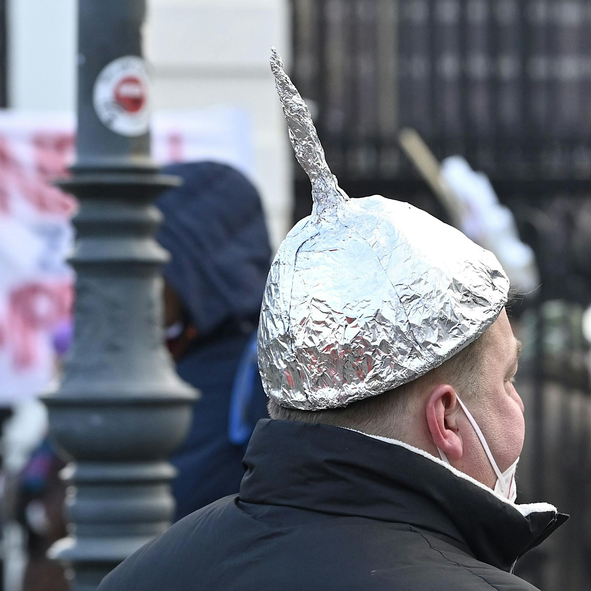 Experten: Impfgegner satteln um und werden jetzt Putin-Fans