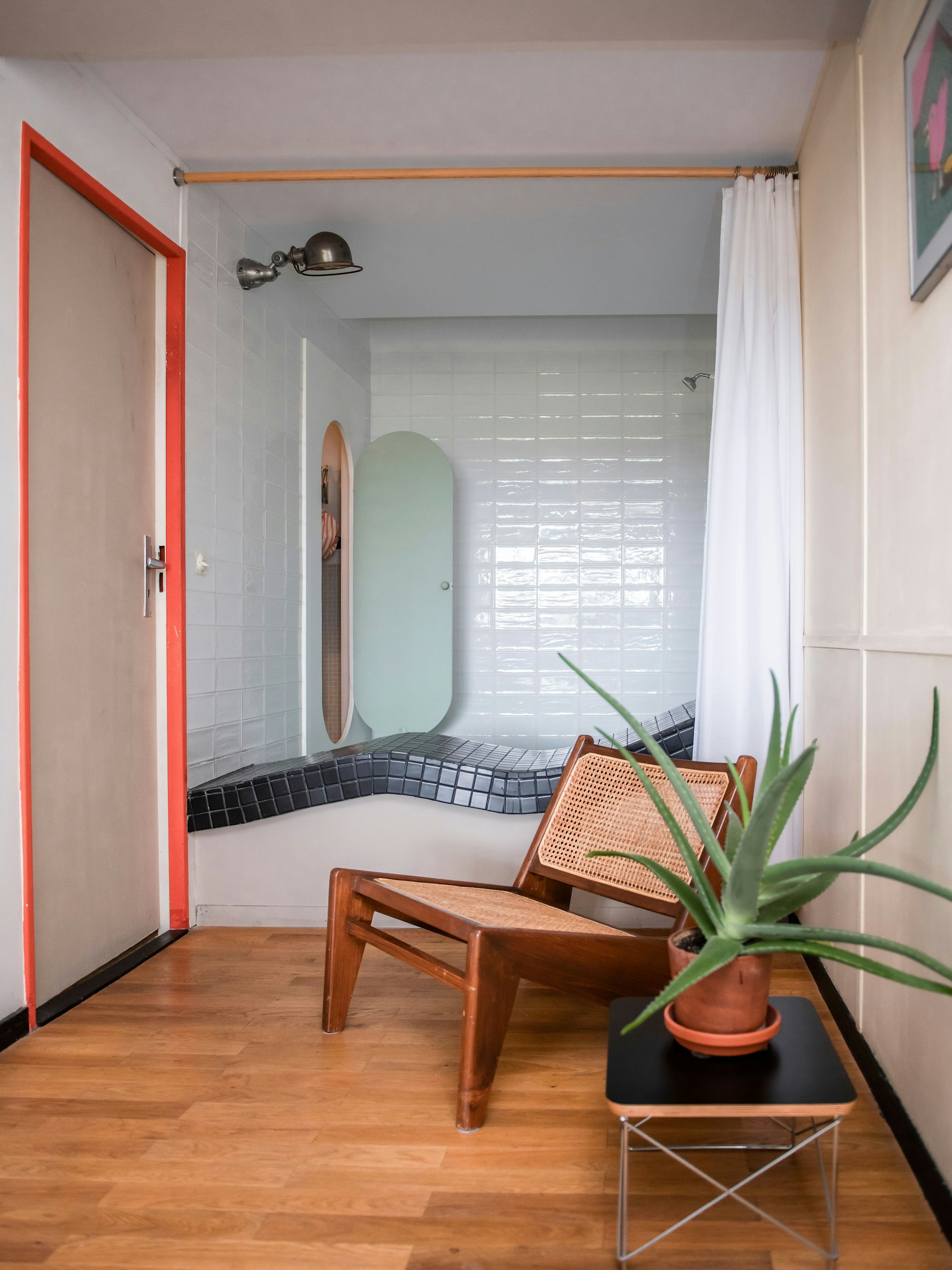 Show-Shower: Ans Schlafzimmer grenzt die offen gestaltete Dusche an.