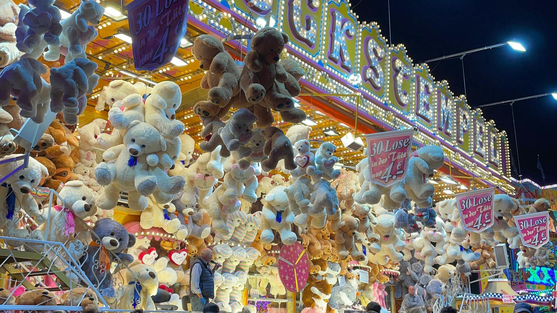 Die Anbetung von Fortuna während der Mann mit der Gummi-Rolex schreit: GewinneGewinneGewinneGewinne