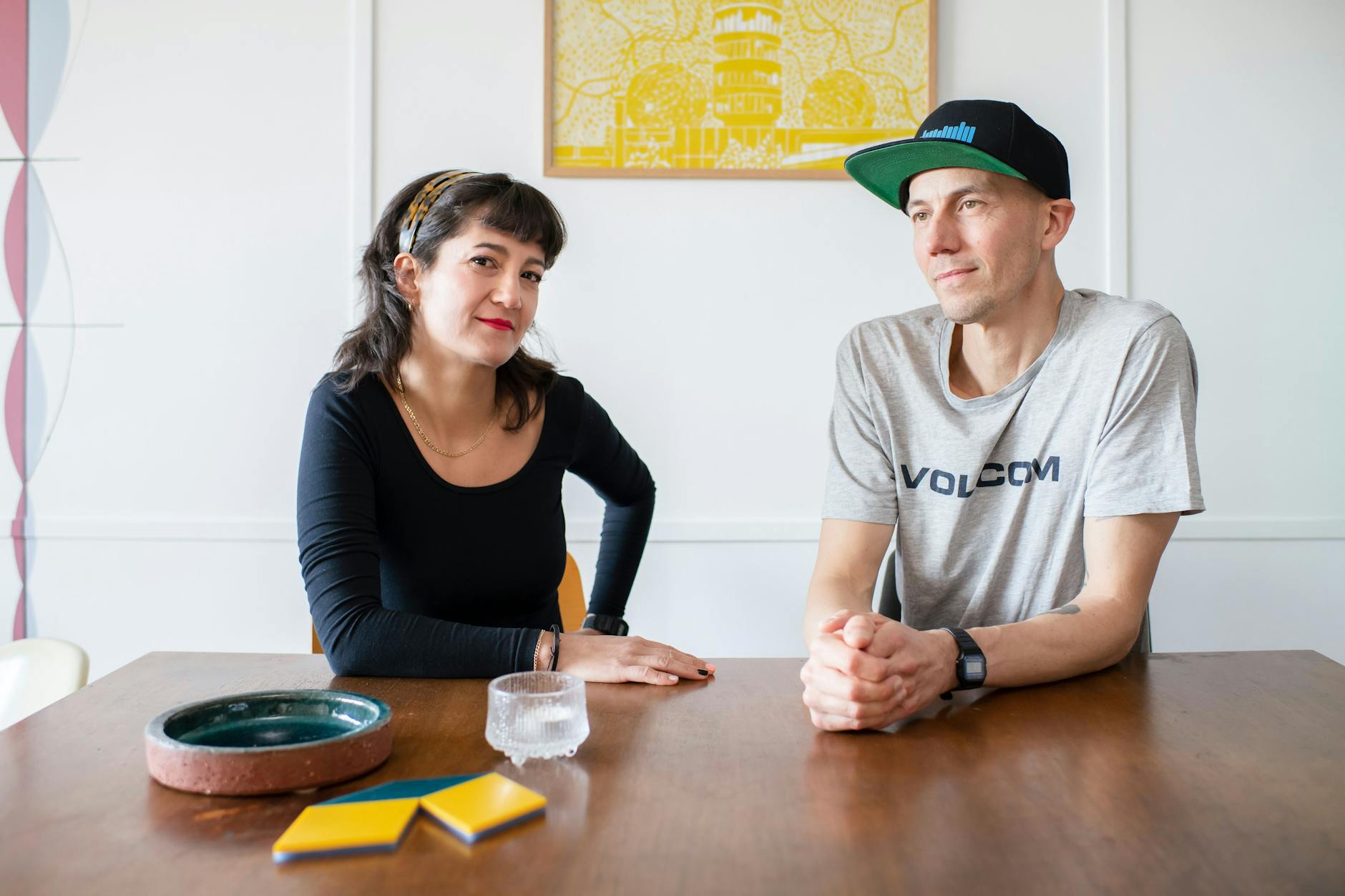 Eine Kolumbianerin und ein Schwede in Berlin: Natalia und Henrik Svedlund an ihrem Esstisch.