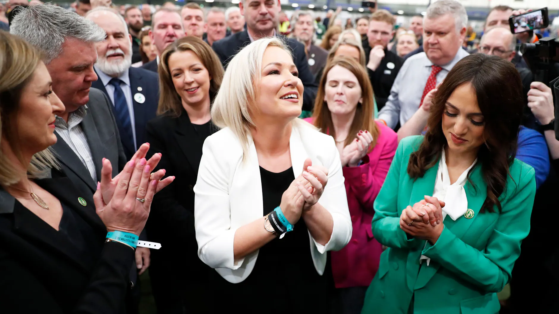 Magherafelt, Nordirland: Michelle O'Neill (m.), Spitzenkandidatin der Partei Sinn Fein, applaudiert mit Parteikollegen am 6. Mai nach den nordirischen Lokalwahlen. Sie will jetzt eine breite Debatte zur Frage einer irischen Wiedervereinigung.