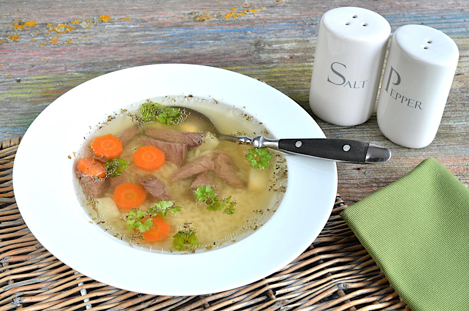 Die Hochzeitssuppe hat eine große Tradition in vielen Regionen. Der Unterschied oft: die Einlage.  