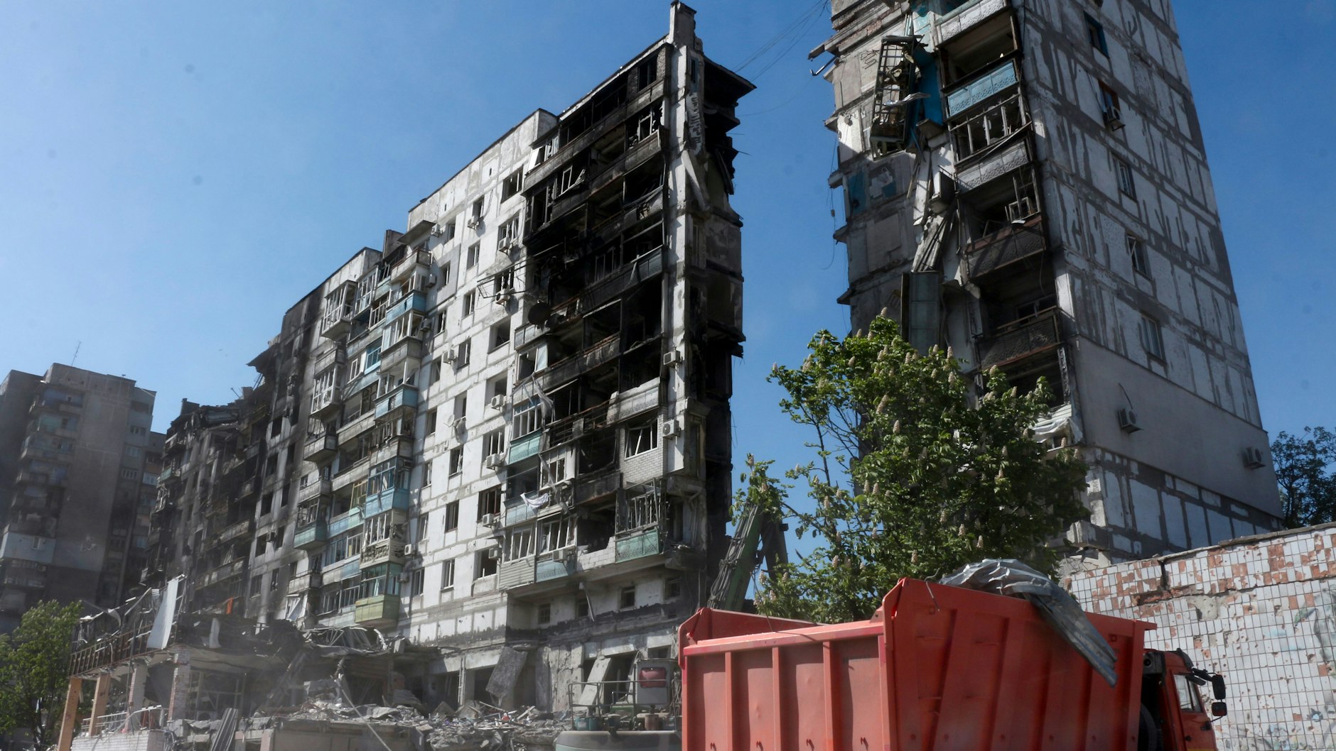 Mariupol: Ein durch Beschuss schwer beschädigtes Wohngebäude. 