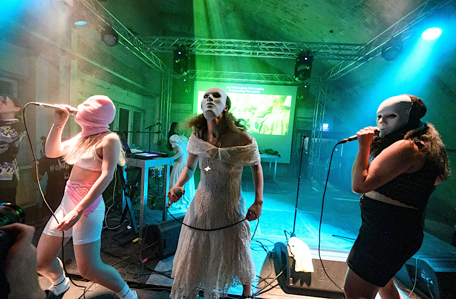 Berlin: Diana Burkot (v. l.), Maria Aljochina und Olga Borisova treten beim Konzert der kremlkritischen und feministischen Band Pussy Riot im Funkhaus Berlin auf.