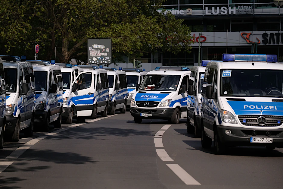 Eine Polizeisprecherin sagte am Samstag, Einsatzkräfte seien an den ursprünglich vorgesehenen Kundgebungsorten, um mögliche Teilnehmer auf das Verbot hinzuweisen (Symbolbild).