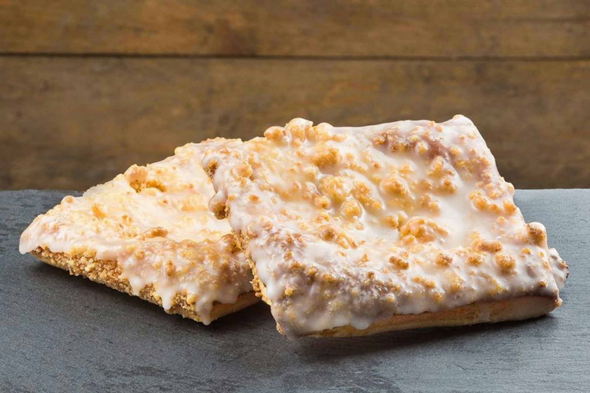 Der ostdeutsche Klassiker: Prasselkuchen aus Blätterteig mit Streuseln und Zuckerguss.