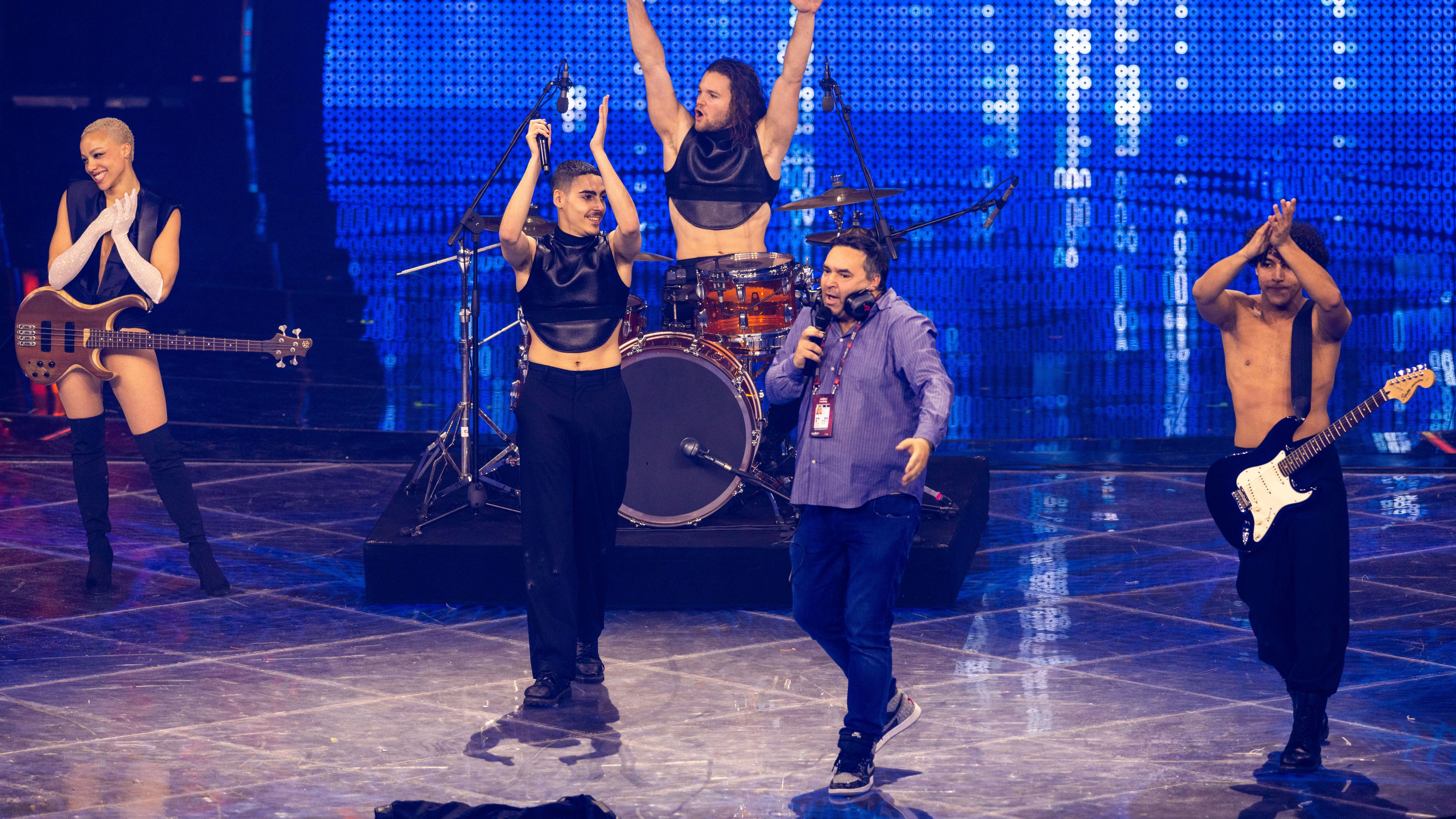 Ein Aufnahmeleiter entschuldig sich für den Ersatzauftritt bei der dritten Generalprobe für das Finale des Eurovision Song Contest (ESC). Geplant war die italienische Gewinnerband Måneskin von 2021, stattdessen wurde ihr neuer Song «Supermodel» zwar eingespielt, auf der Bühne standen jedoch statt der Bandmitglieder ersatzweise Tänzer.