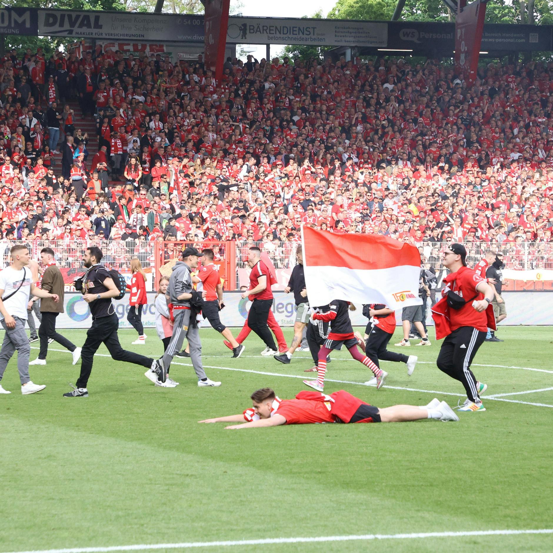 Kurzzeitig stürmten einige Union-Fans nach dem Schlusspfiff dann doch auf den Rasen des Stadions.