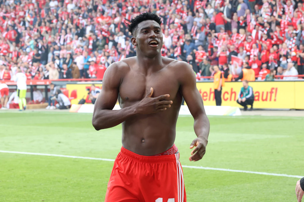 Bierdusche für Trainer Urs Fischer! So feierten die Profis des 1. FC Union den Einzug in die Europa League