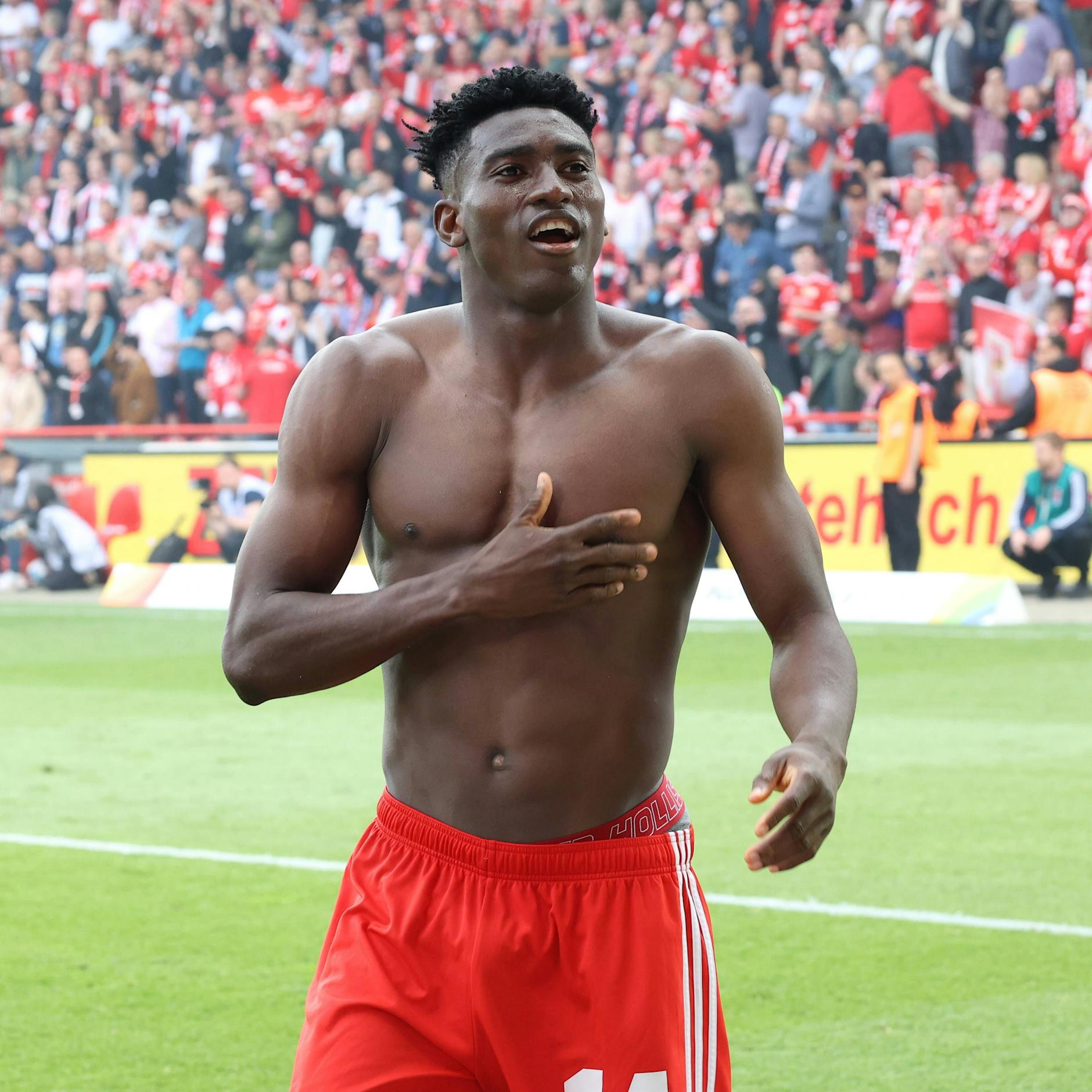 Bierdusche für Trainer Urs Fischer! So feierten die Profis des 1. FC Union den Einzug in die Europa League