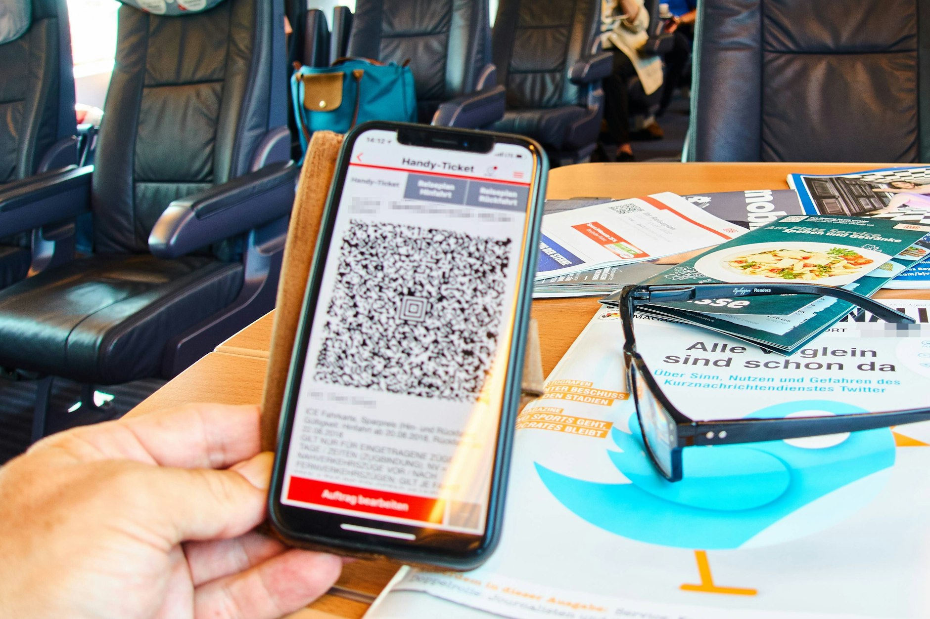 Wer Tickets für Bahn oder Flugzeug per Handy kauft, muss den Akku des Geräts im Auge behalten.