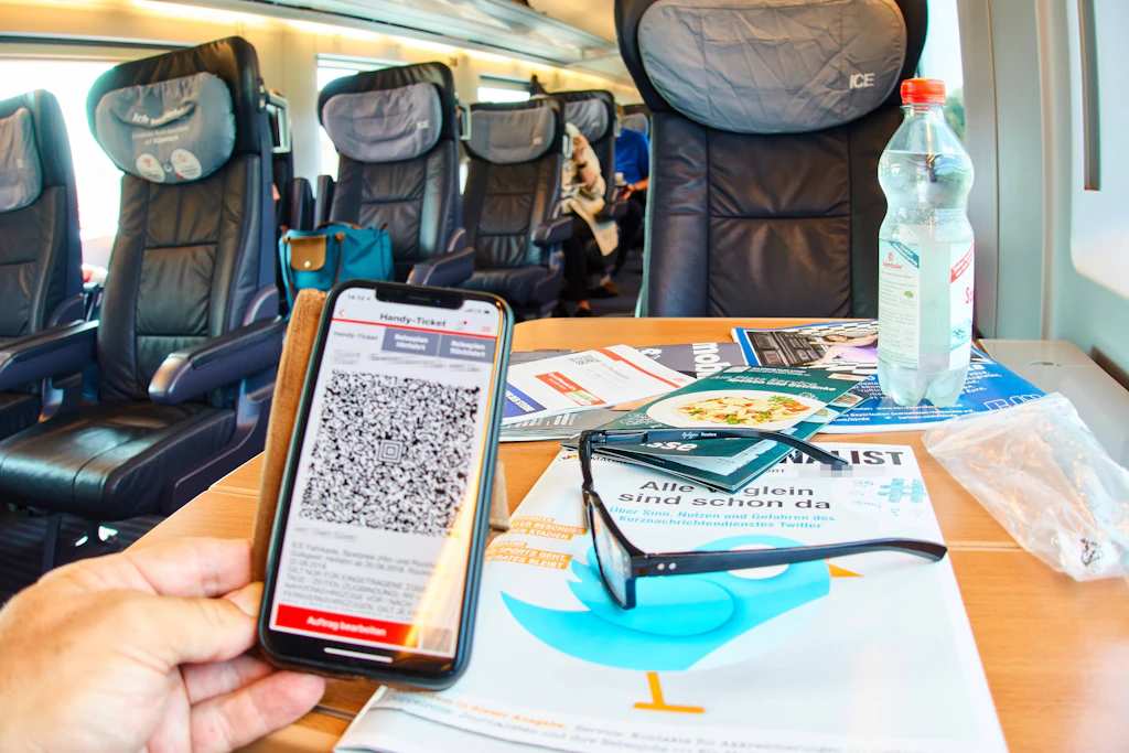 Plötzlich ist der Handy-Akku leer und das Ticket weg: Was passiert dann in der Bahn oder im Flugzeug?