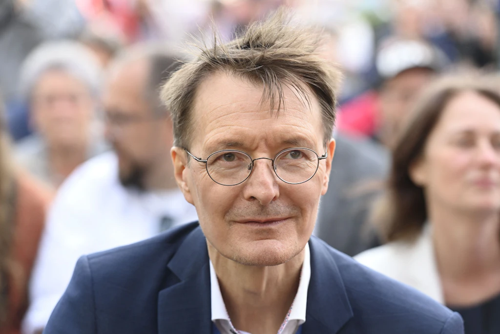 Lauterbach: Tödliche Delta-Variante kann im Herbst wieder zuschlagen – Werden die Deutschen neue Maskenpflicht und Kontaktbeschränkungen hinnehmen?