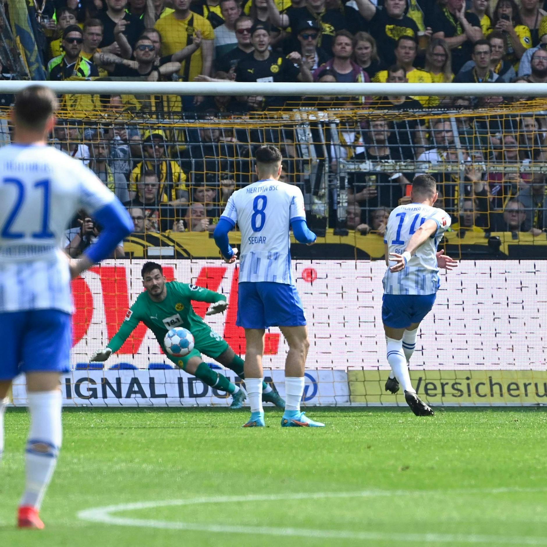 Da war alles noch gut bei Hertha. Ishak Belfodil trifft per Elfer zum 1:0 in Dortmund.