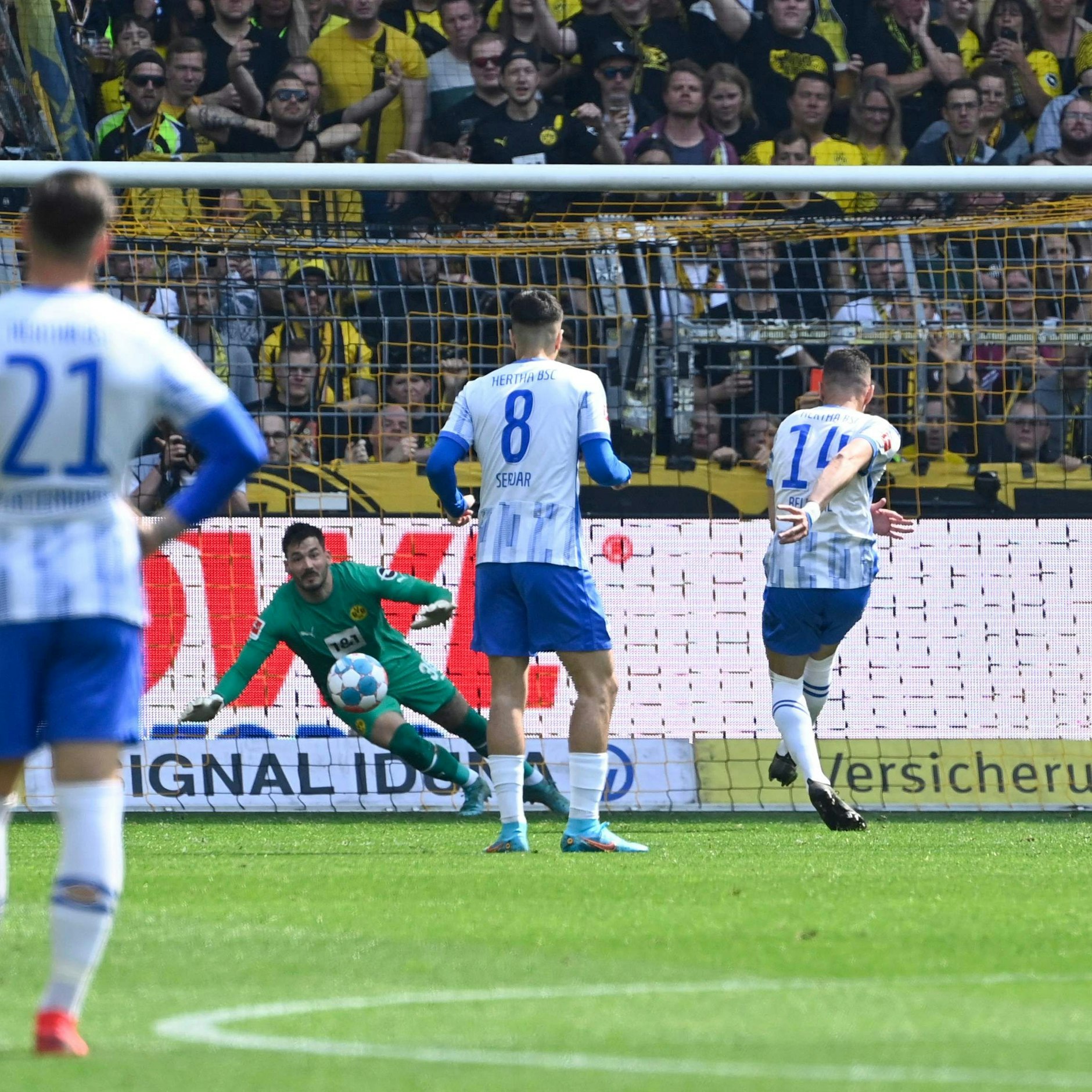 Da war alles noch gut bei Hertha. Ishak Belfodil trifft per Elfer zum 1:0 in Dortmund.