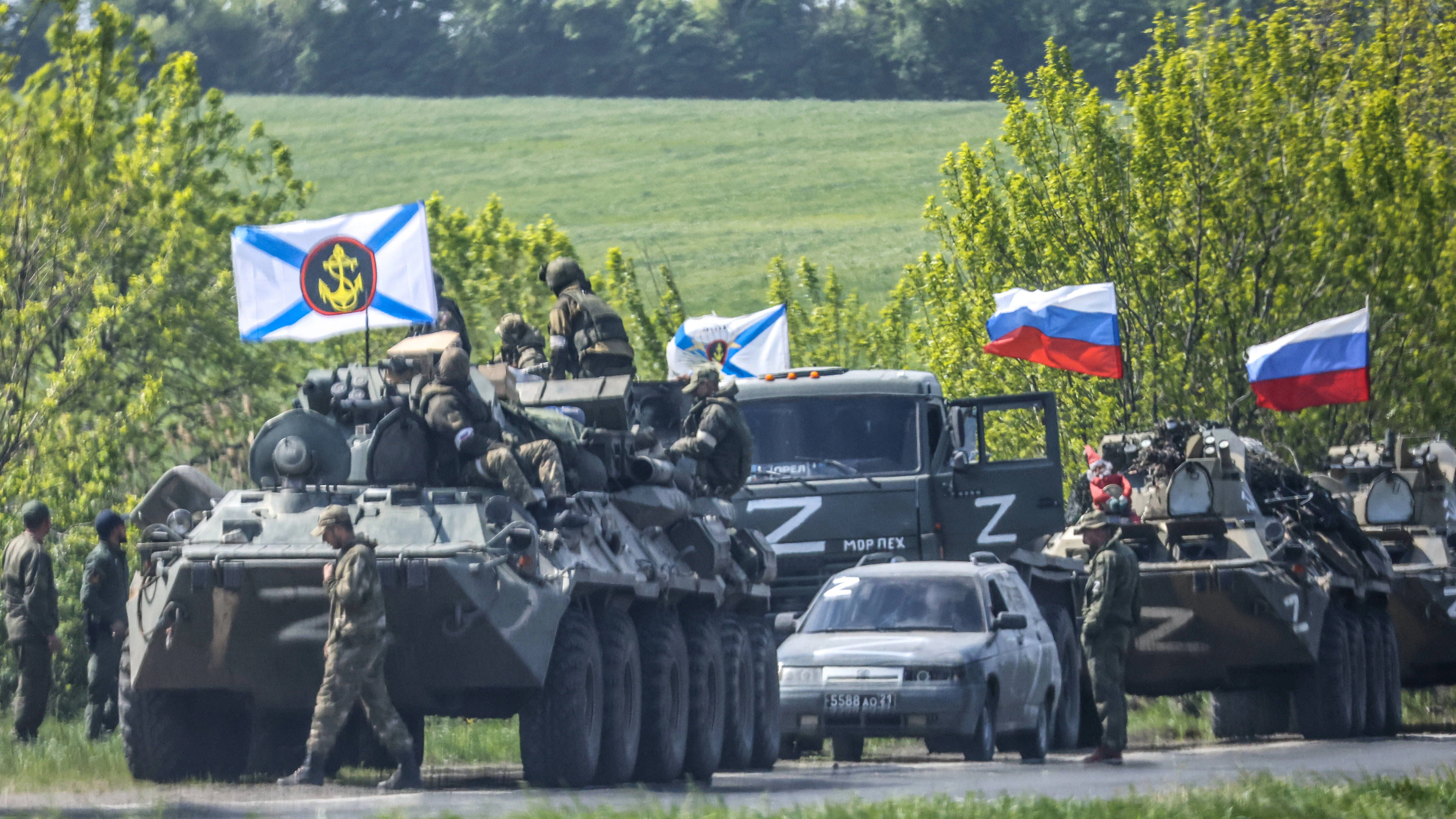 Russische Streitkräfte in der Nähe der besetzten Stadt Mariupol.