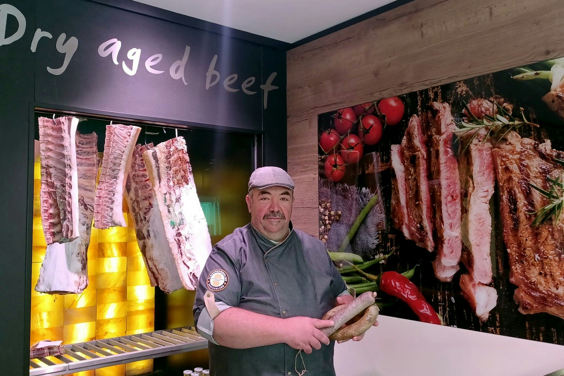 Der Pfälzer Metzger Walter Adam aus Herxheim bei Landau hat einen Präsentkorb mit Pfälzer Leberwurst an den ukrainischen Botschafter Melnyk geschickt.