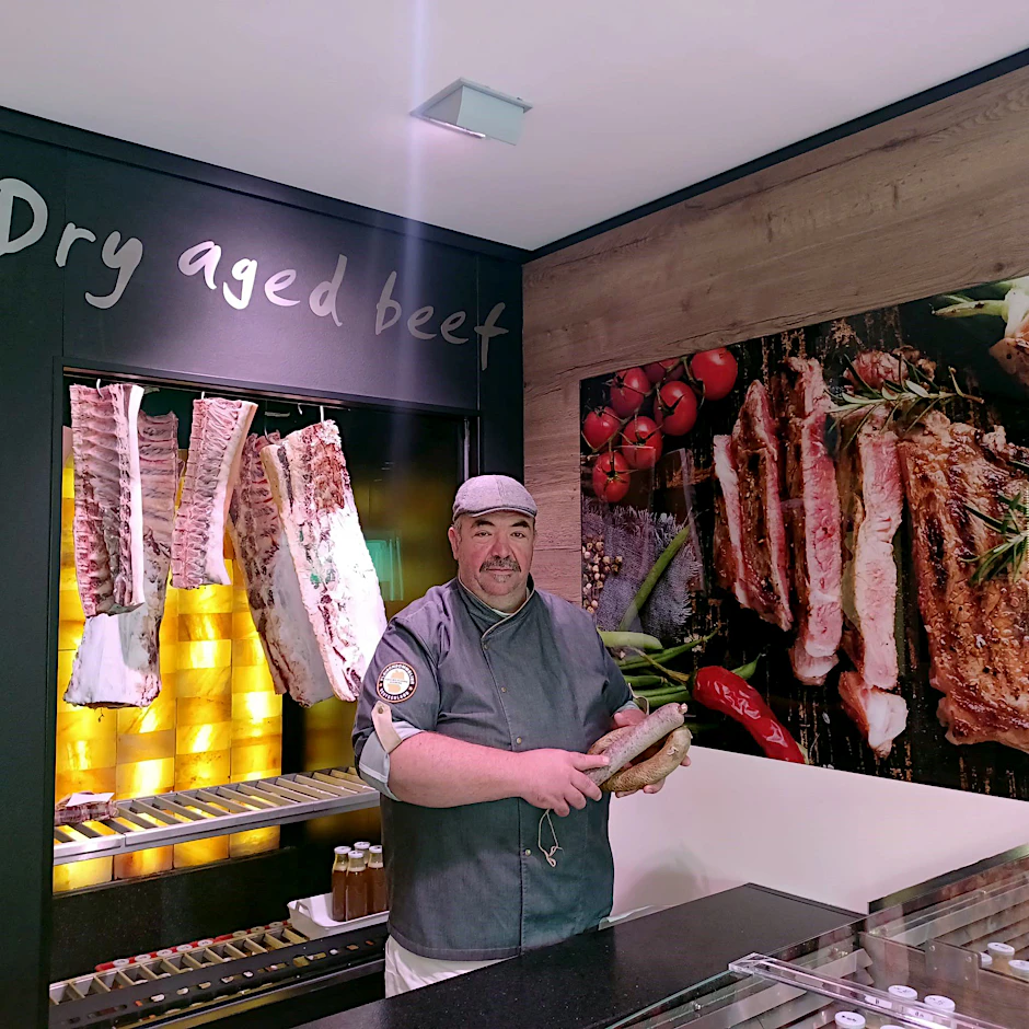 Der Pfälzer Metzger Walter Adam aus Herxheim bei Landau hat einen Präsentkorb mit Pfälzer Leberwurst an den ukrainischen Botschafter Melnyk geschickt.