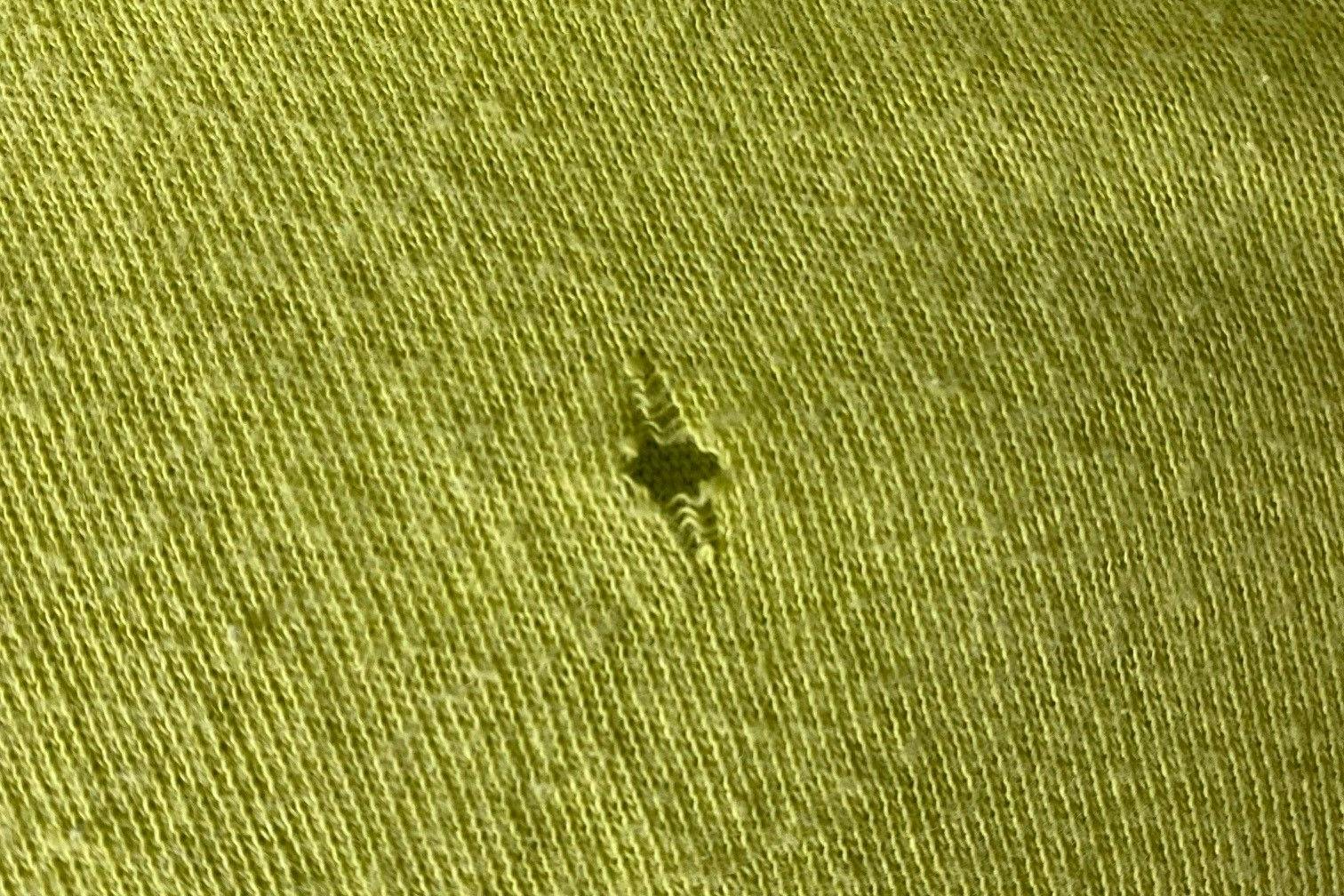 Passiert Ihnen das auch immer wieder? Schon kurz nach dem Kauf eines neuen T-Shirts oder Pullovers entdecken Sie kleine Löcher im Stoff.