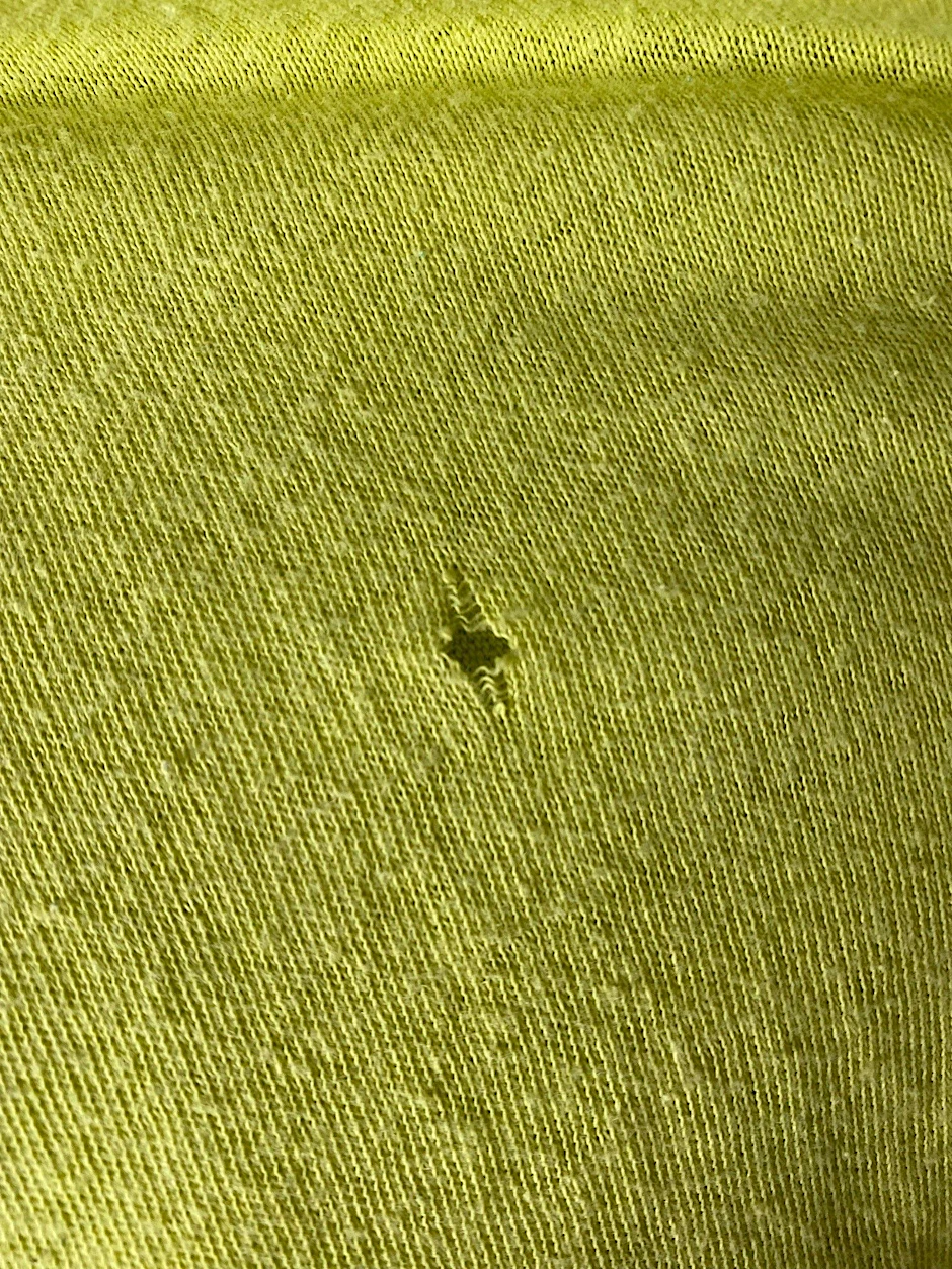 Passiert Ihnen das auch immer wieder? Schon kurz nach dem Kauf eines neuen T-Shirts oder Pullovers entdecken Sie kleine Löcher im Stoff.