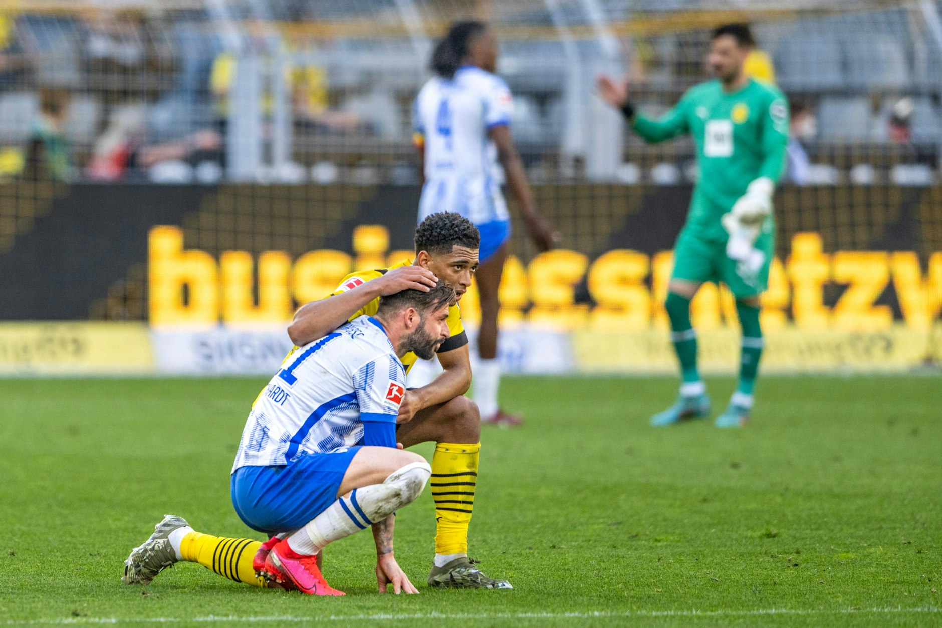 Herthas Marvin Plattenhardt ist nach dem Abpfiff den Tränen nahe. Dortmunds Jude Bellingham tröstet ihn.