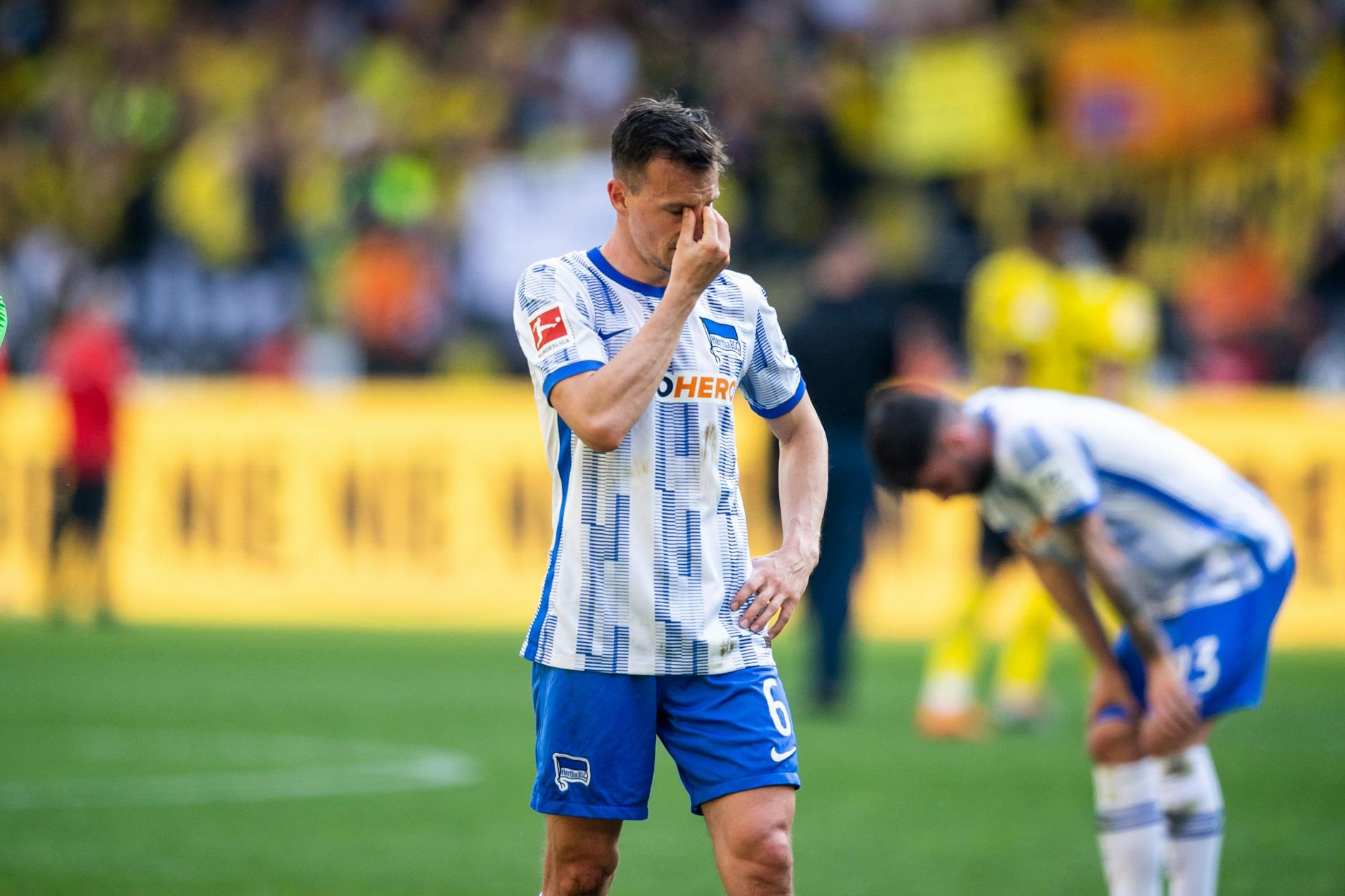 Augen zu und tief enttäuscht! Herthas Vladimir Darida nach dem Schlusspfiff in Dortmund. Doch für Trauer ist keine Zeit.