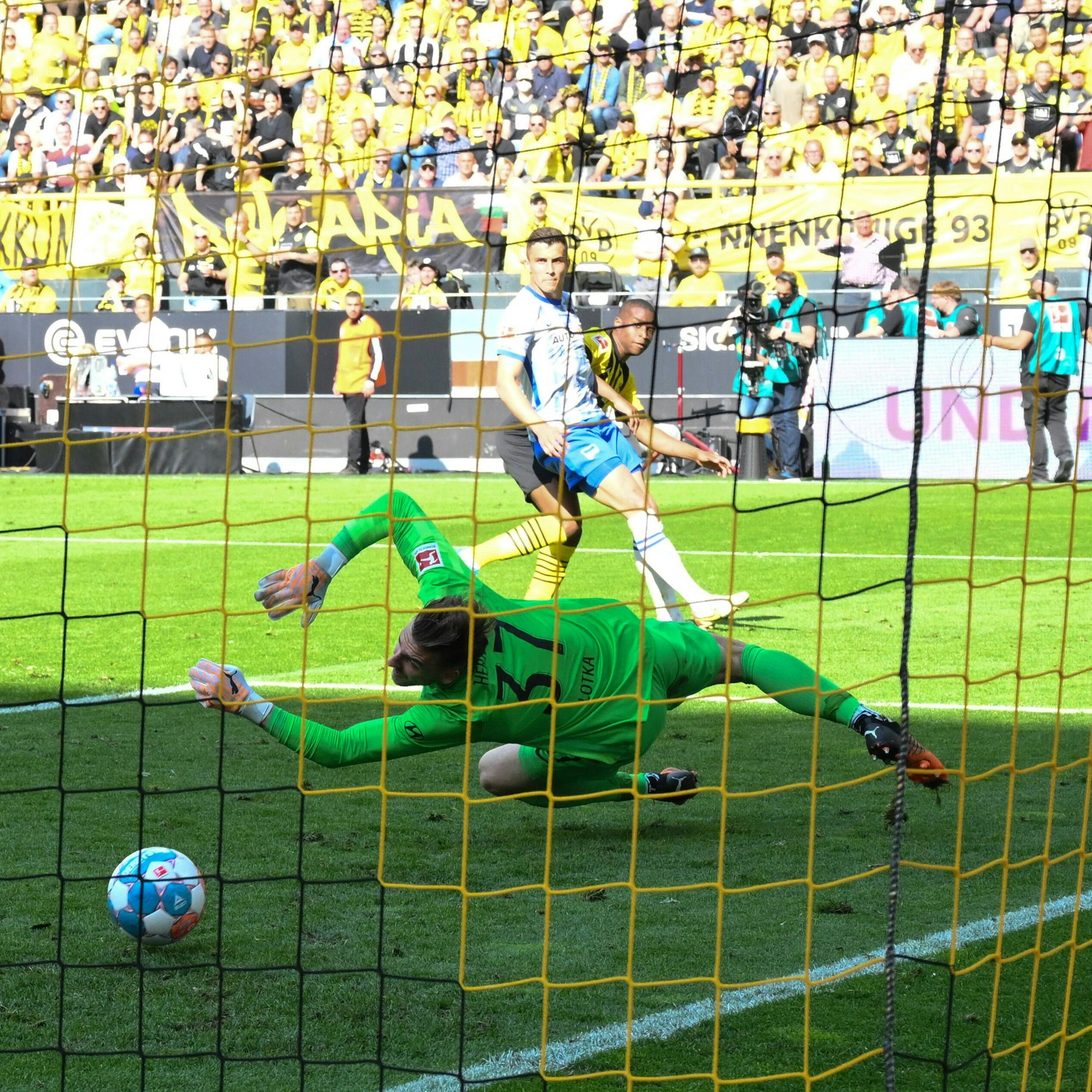Der Anfang vom Ende. Dortmunds Moukoko trifft in der 84. Minute zum 2:1.