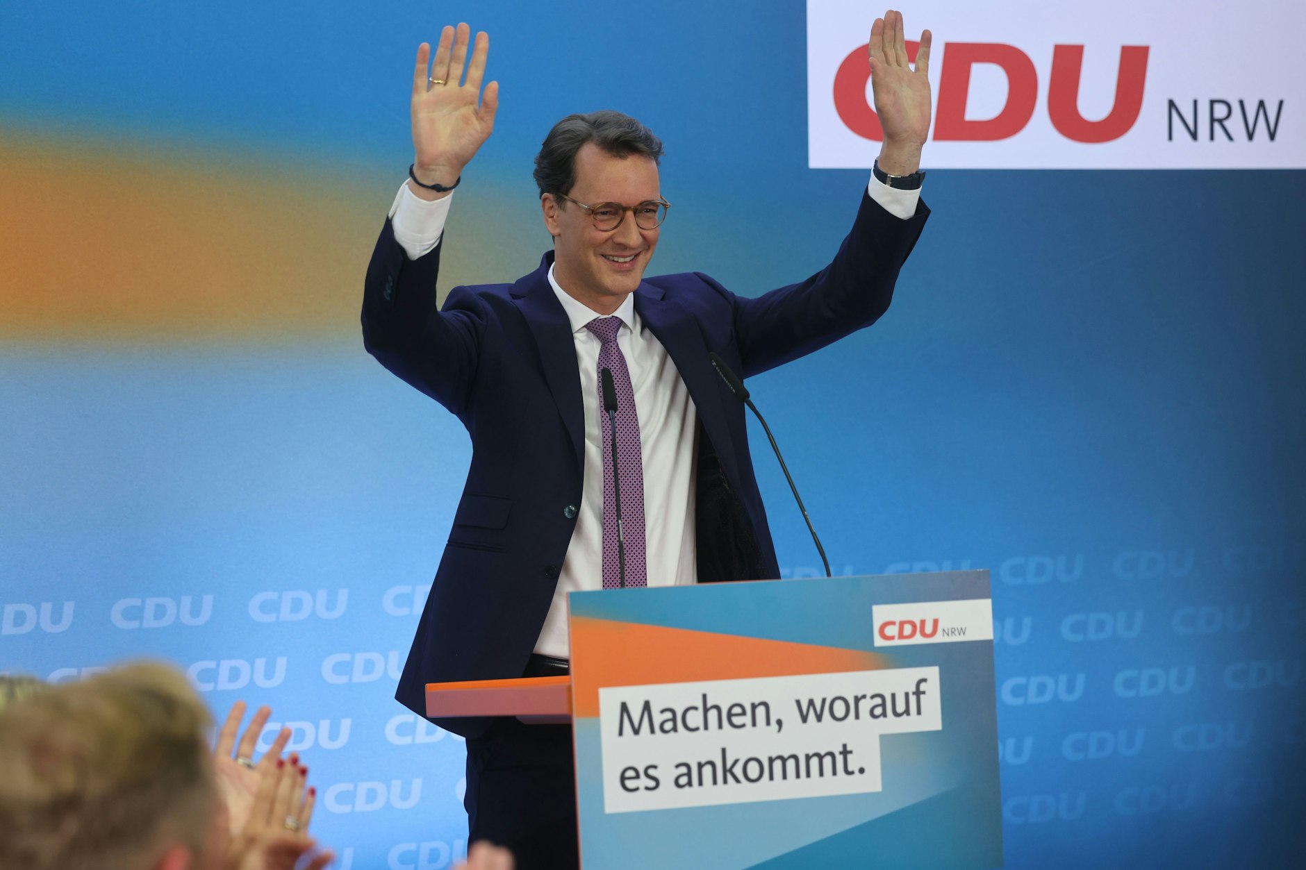 CDU-Spitzenkandidat Hendrik Wüst steht bei der Wahlparty seiner Partei auf der Bühne.