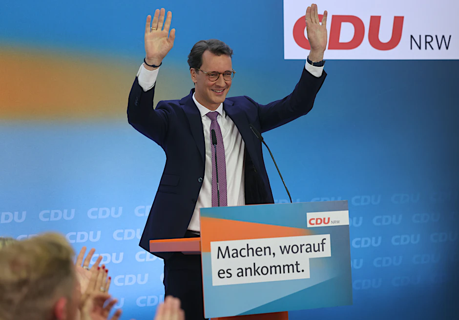 CDU-Spitzenkandidat Hendrik Wüst steht bei der Wahlparty seiner Partei auf der Bühne.