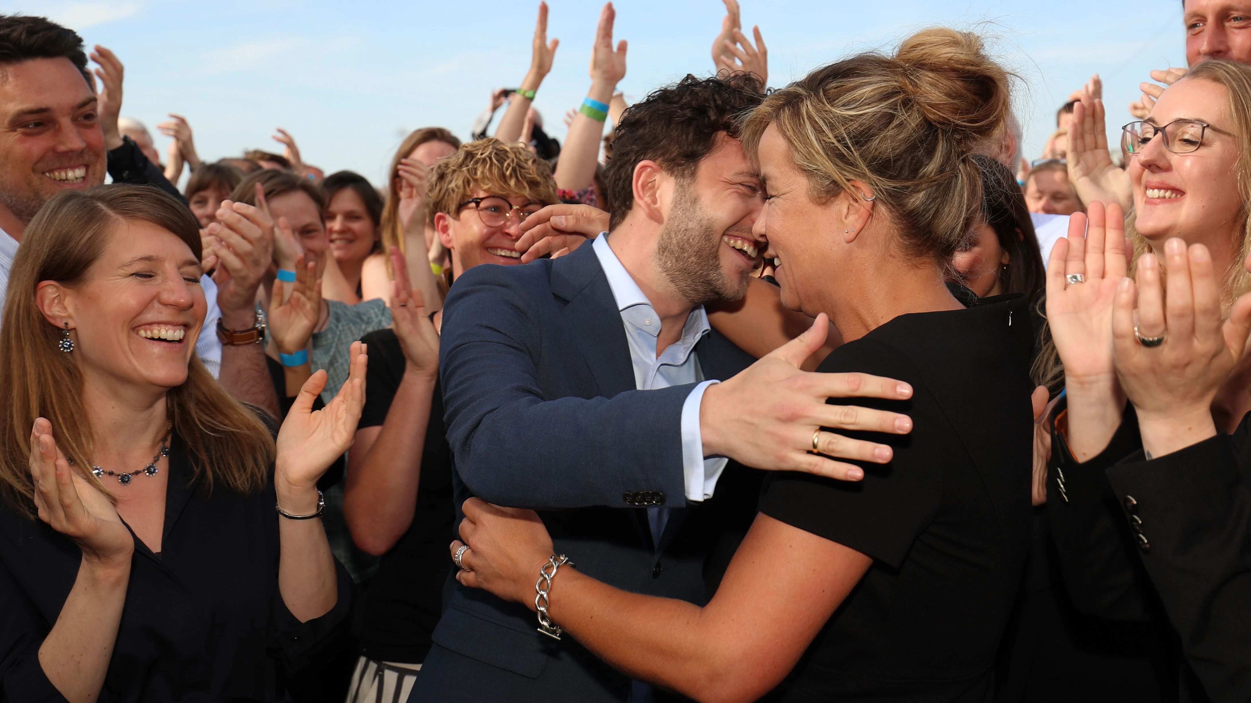 Als die erste Prognose kam, fielen sich Grünen-Spitzenkandidatin Mona Neubaur und NRW-Parteichef Felix Banaszak in die&nbsp; Arme.