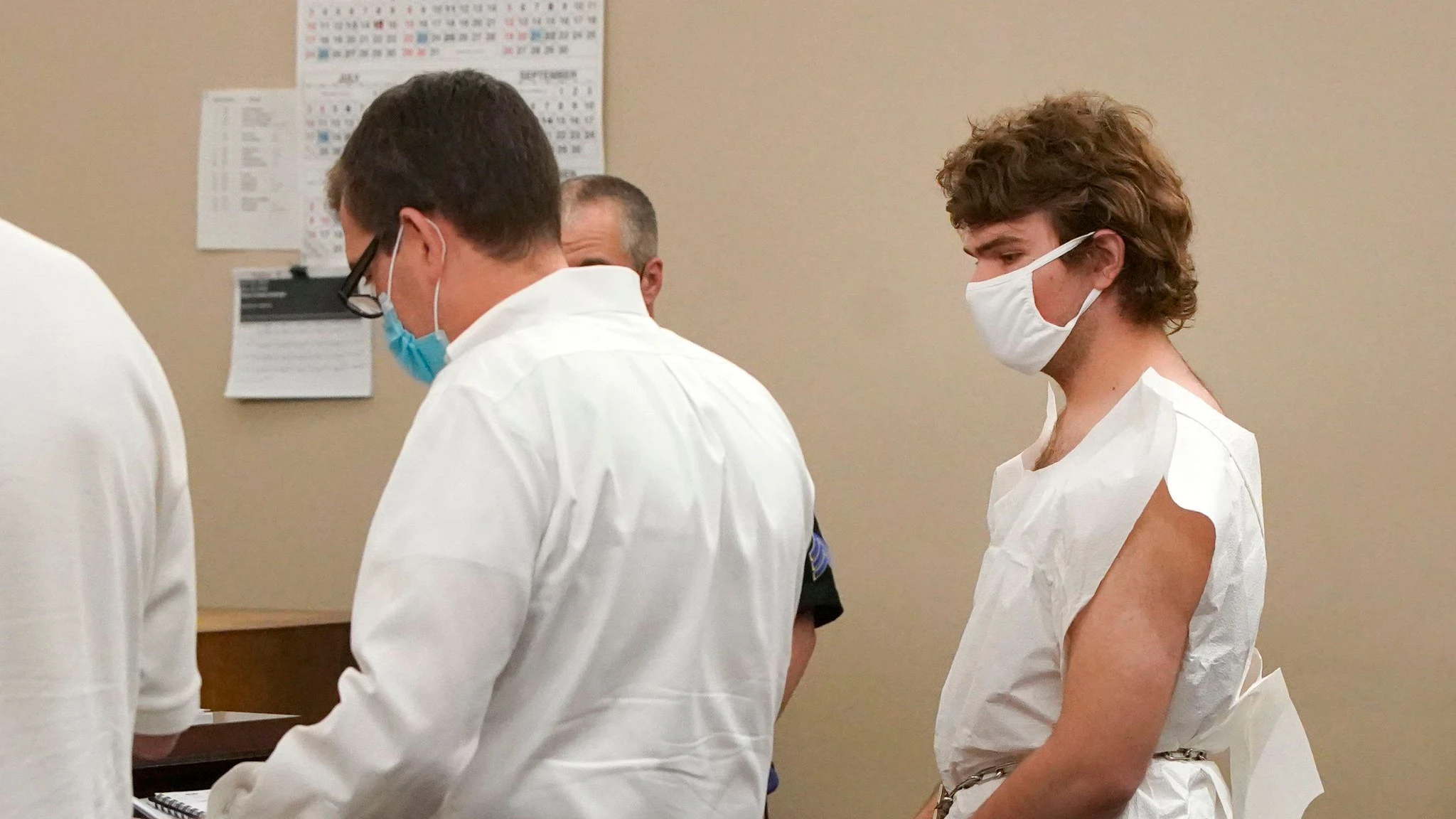 Der mutmaßliche Täter (r.) steht in Handschellen neben seinem Anwalt, während die Anklage gegen ihn im Buffalo City Court verlesen wird.