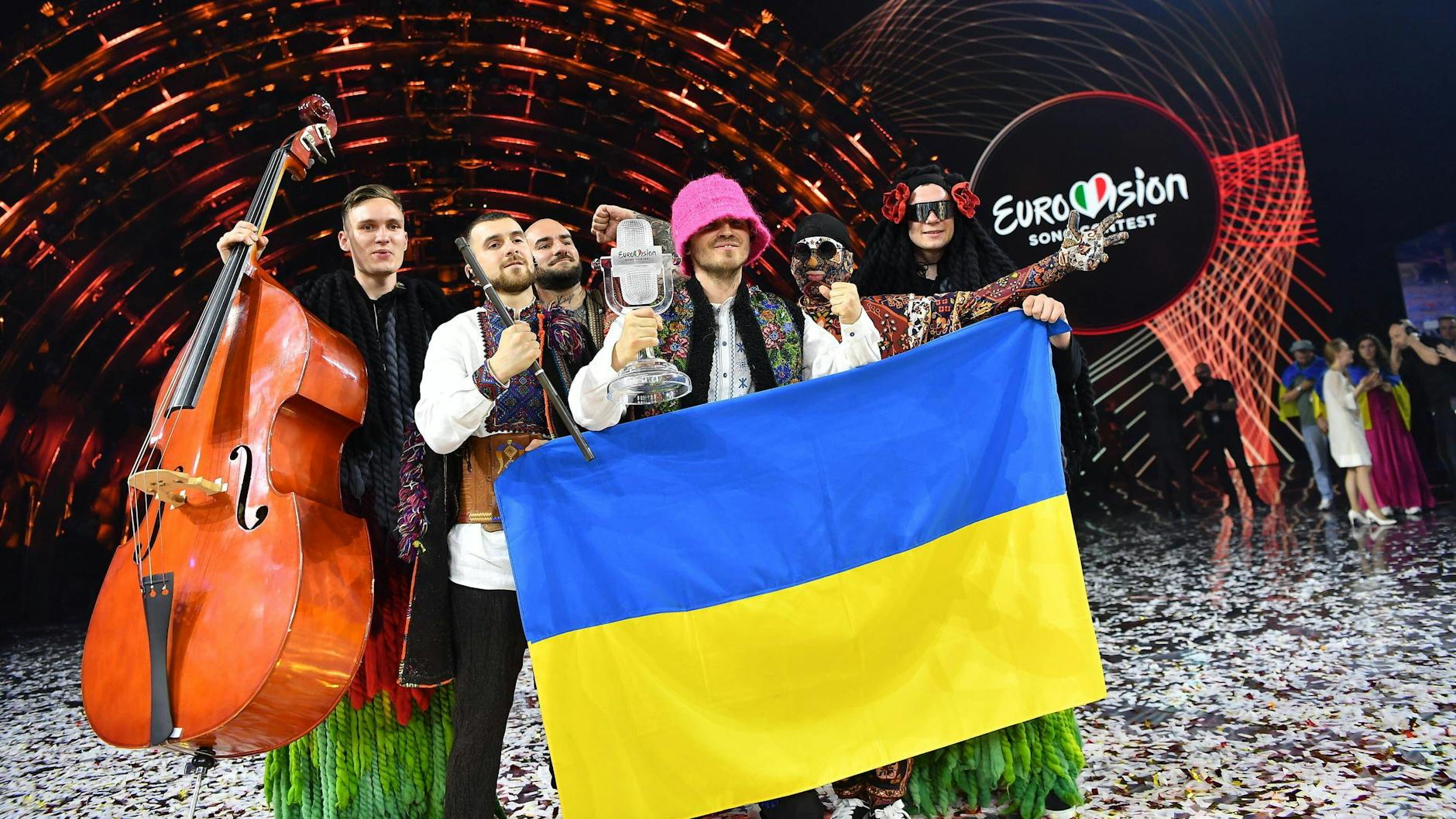 Der ESC-Gewinner aus der Ukraine, das Kalush Orchestra, feiert seinen Sieg auf der Bühne.