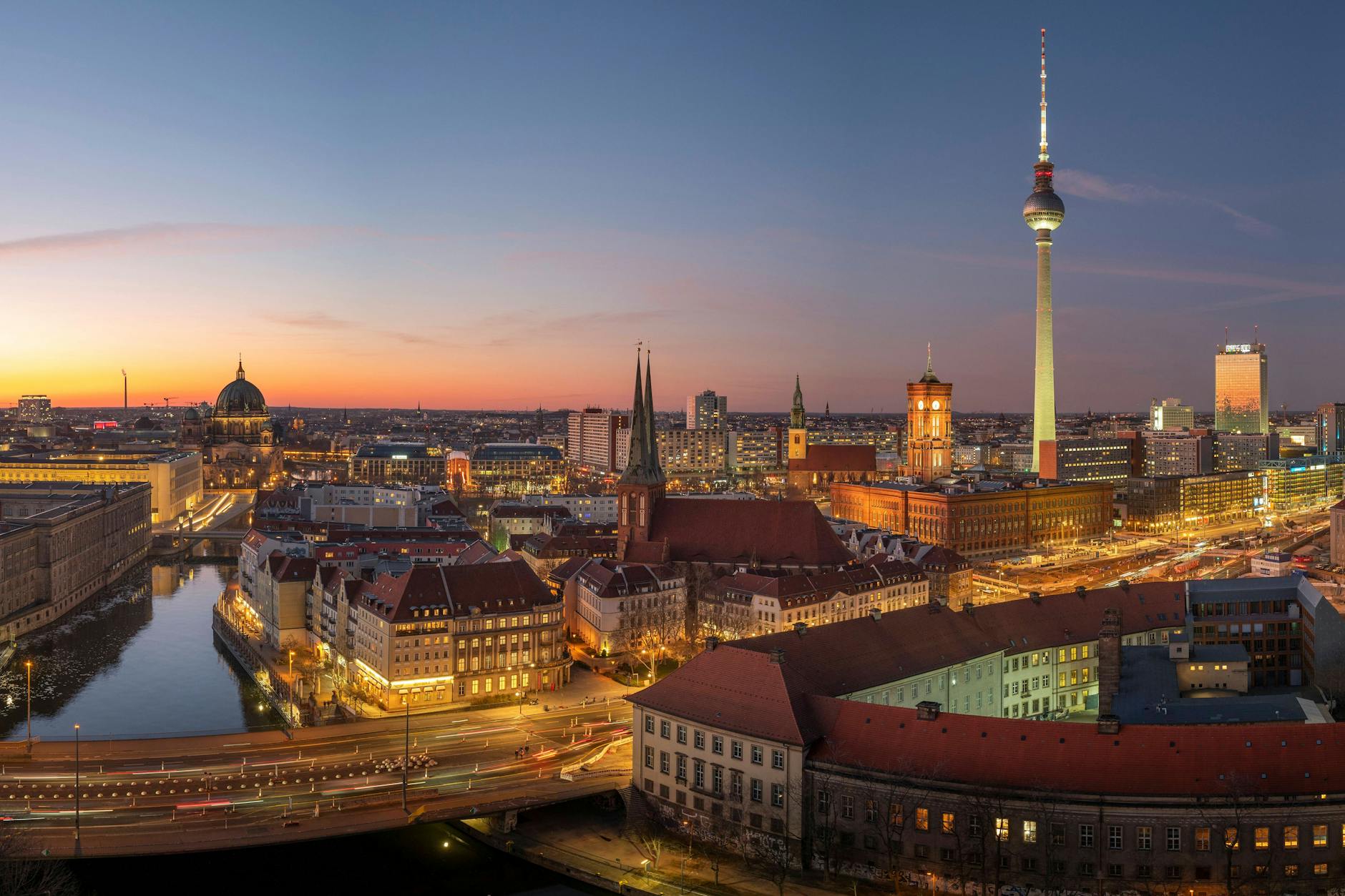 Mitte aus der Vogelperspektive: Fernsehturm, Dom, rotes Rathaus, Museumsinsel